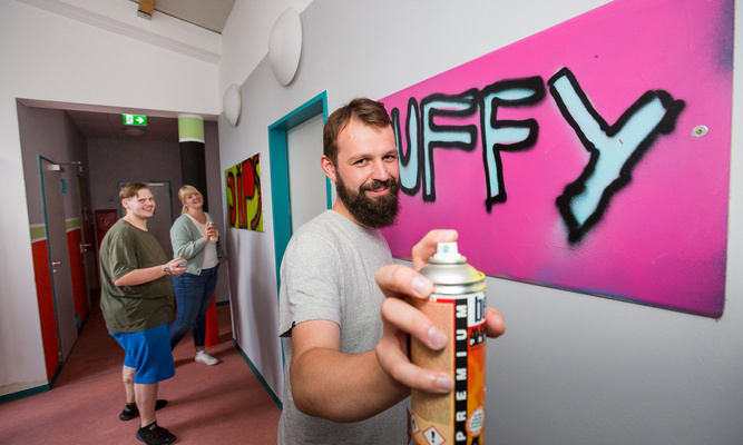 Den Räumen neue Farben "eingesprayt"