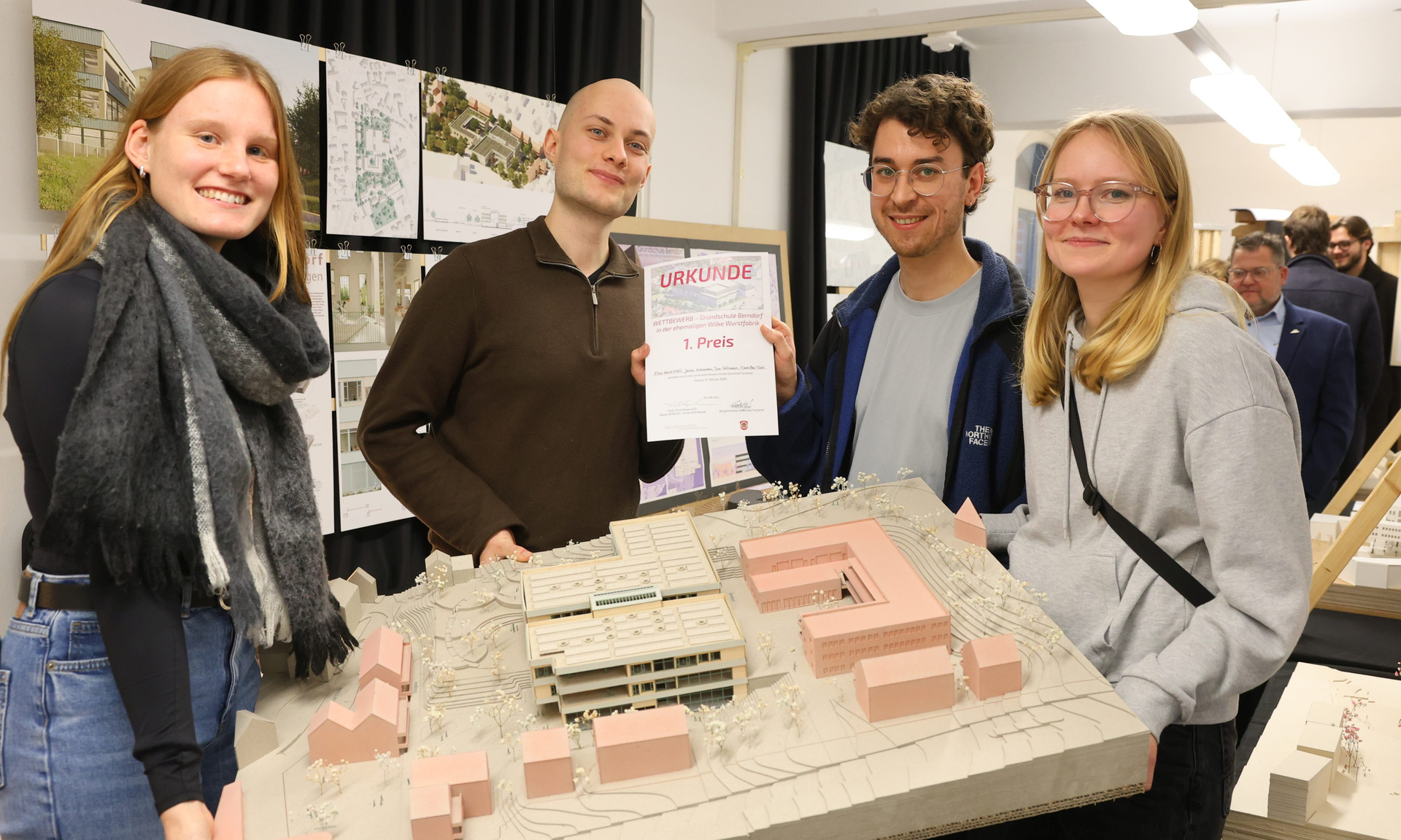 Platz 1: (v. li.) Janka Schumann, Timon Paul Türk. Tom Stehmann und Elina Marie Klett halten ein Modell ihres Entwurfs in ihren Händen