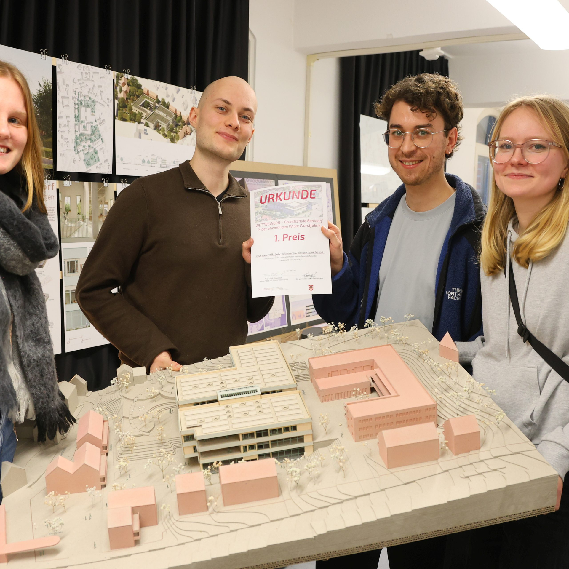 Platz 1: (v. li.) Janka Schumann, Timon Paul Türk. Tom Stehmann und Elina Marie Klett halten ein Modell ihres Entwurfs in ihren Händen