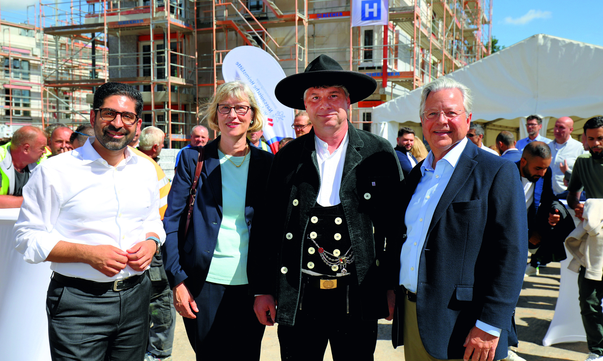 (v.l.): Staatsminister Kaweh Mansoori, NHW-Geschäftsführerin Monika Fontaine-Kretschmer, Zimmermann Mark Schürlein und NHW-Geschäftsführer Dr. Constantin Westphal freuten sich, gemeinsam Richtfest für den Riedbogen zu feiern. Foto: NHW/Rohnke