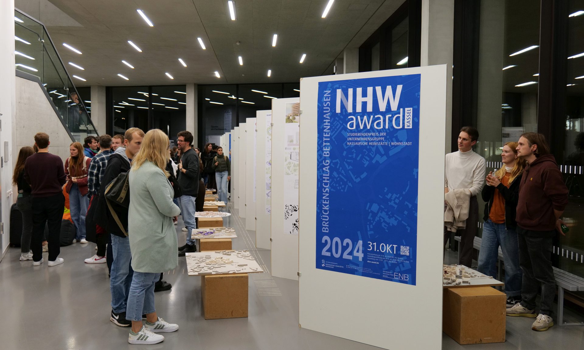 Interessierte Besucher begutachten die ausgestellten Arbeiten des NHW Award