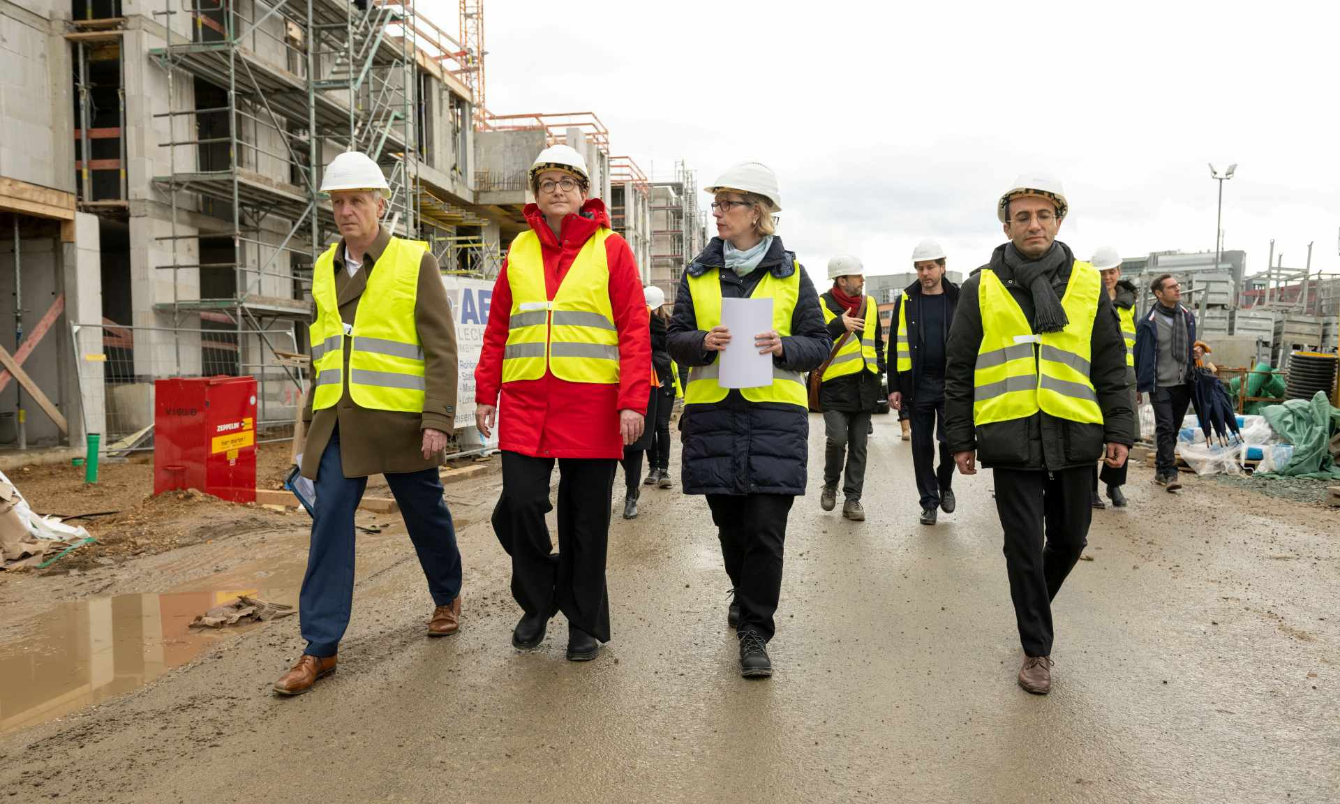 Gemeinsamer Gang über die Baustelle Foto NHW/Krutsch