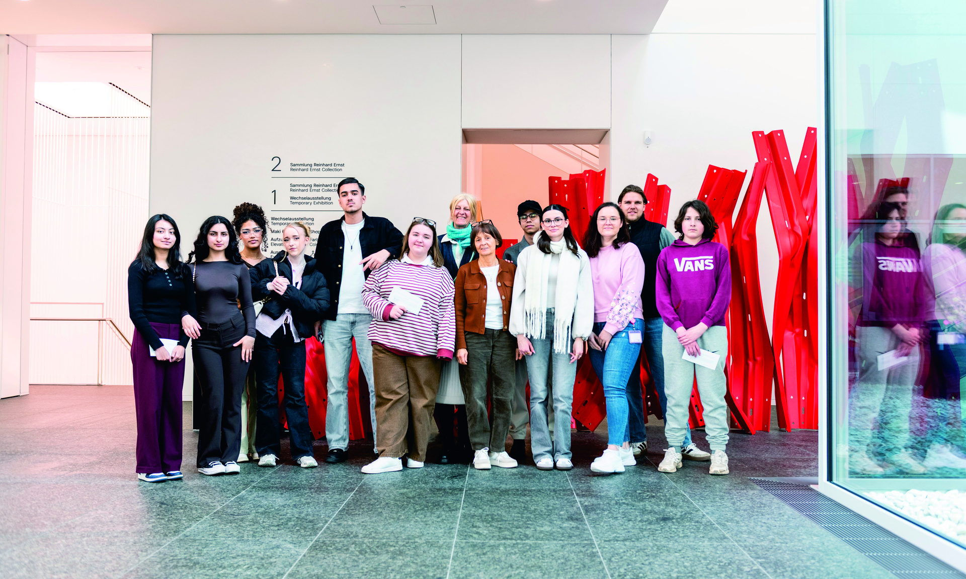 Museumsbesuch im Reinhard Ernst Museum im Rahmen des WiesPaten Projekts der NHW zeigt Personen vor Gemälde