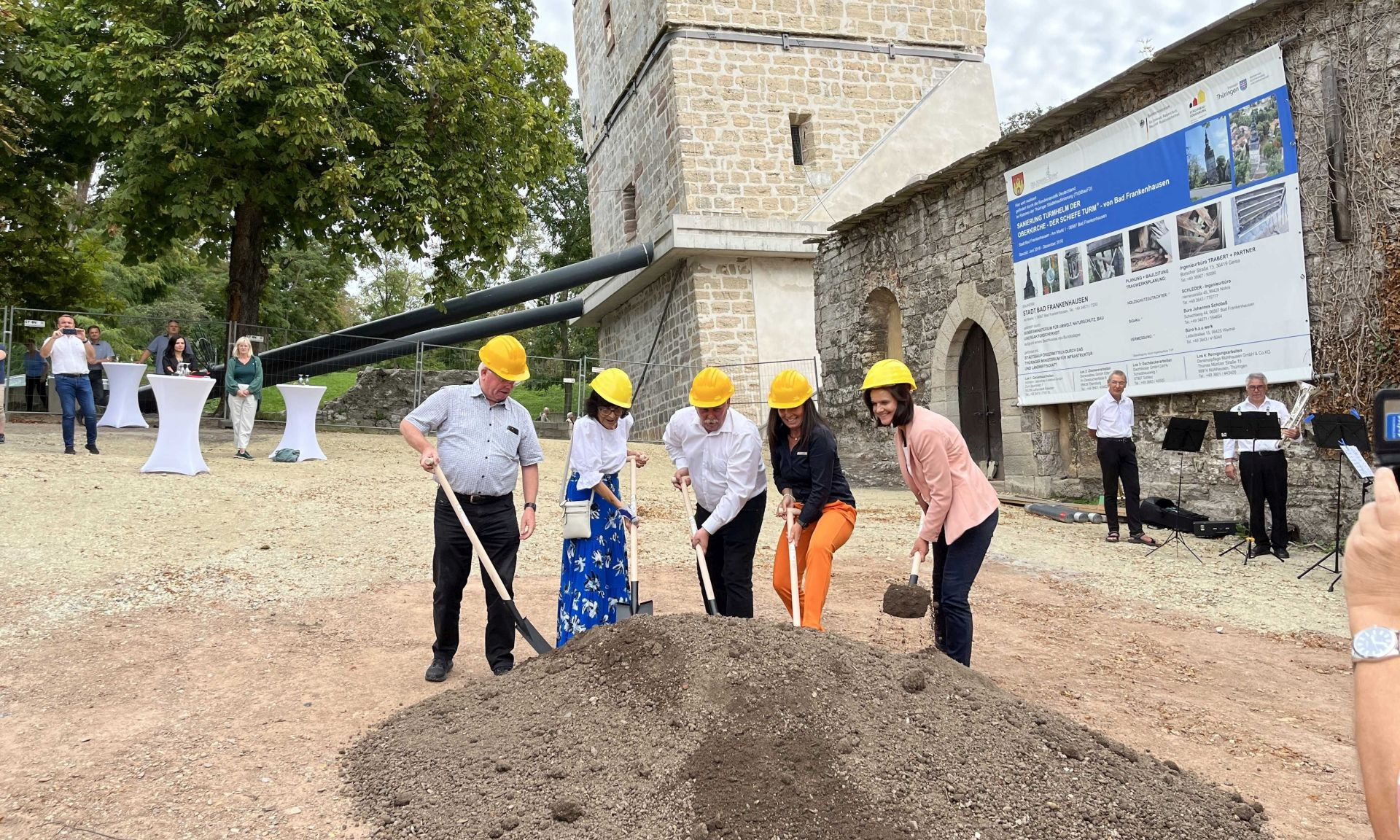 Spatenstich vor dem schiefen Turm mit u.a. dem stellvertretenden Bürgermeister Andreas Räuber und Katja Rudolph (2. v. re.), Tourismus-Chefin von Bad Frankenhausen.