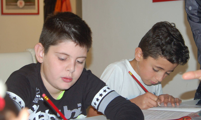 Kinder bei der Hausaufgabenhife