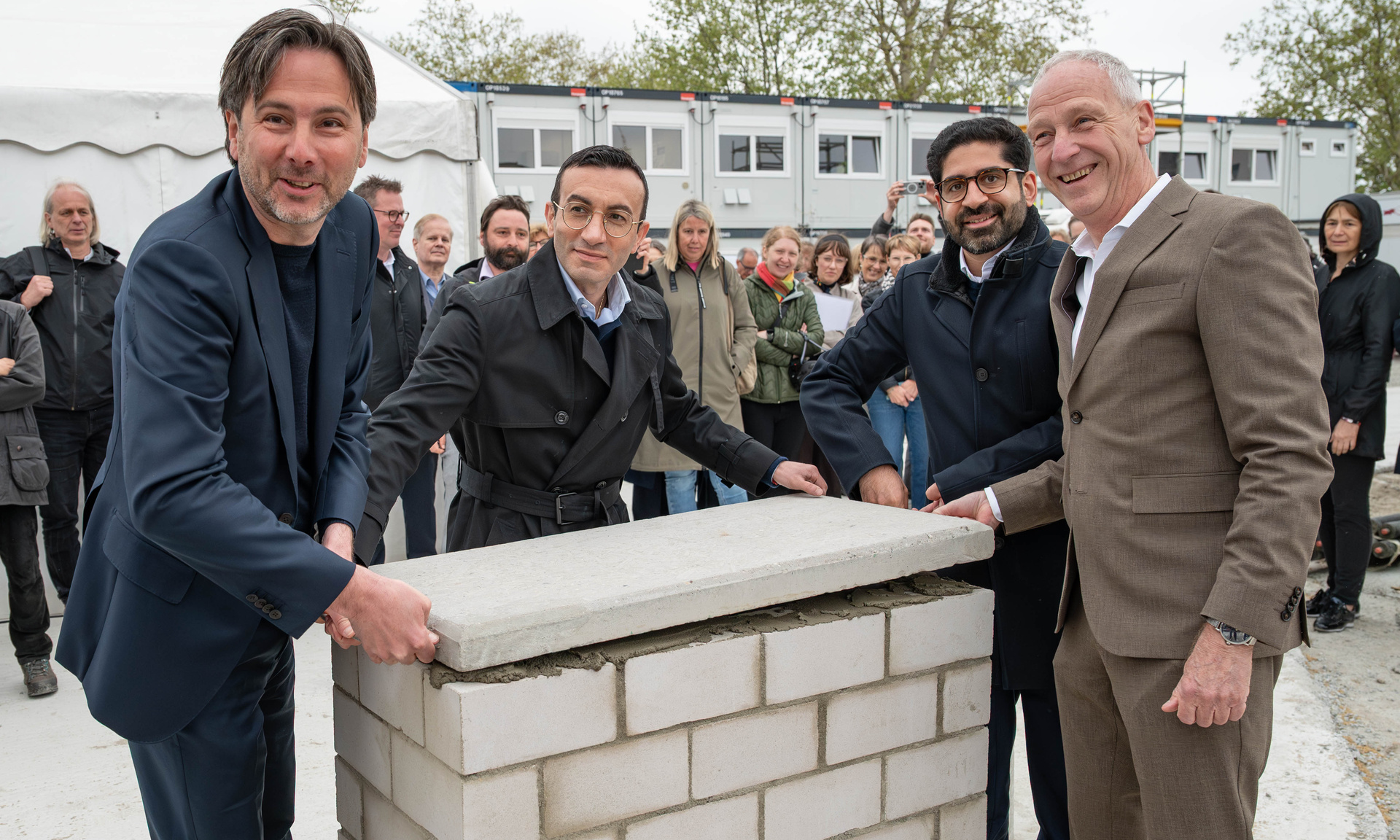 (v.l.): Planungsdezernent Prof. Marcus Gwechenberger, Oberbürgermeister Mike Josef, Wirtschaftsminister Kaweh Mansoori und der Leitende Geschäftsführer NHW, Dr. Thomas Hain legten gemeinsam den Grundstein für die erste Hybridschule Deutschlands.  Foto: NHW/ Marc Strohfeld