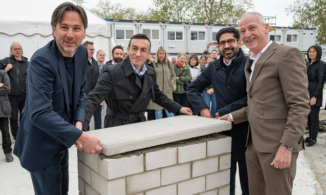 (v.l.): Planungsdezernent Prof. Marcus Gwechenberger, Oberbürgermeister Mike Josef, Wirtschaftsminister Kaweh Mansoori und der Leitende Geschäftsführer NHW, Dr. Thomas Hain legten gemeinsam den Grundstein für die erste Hybridschule Deutschlands.  Foto: NHW/ Marc Strohfeld
