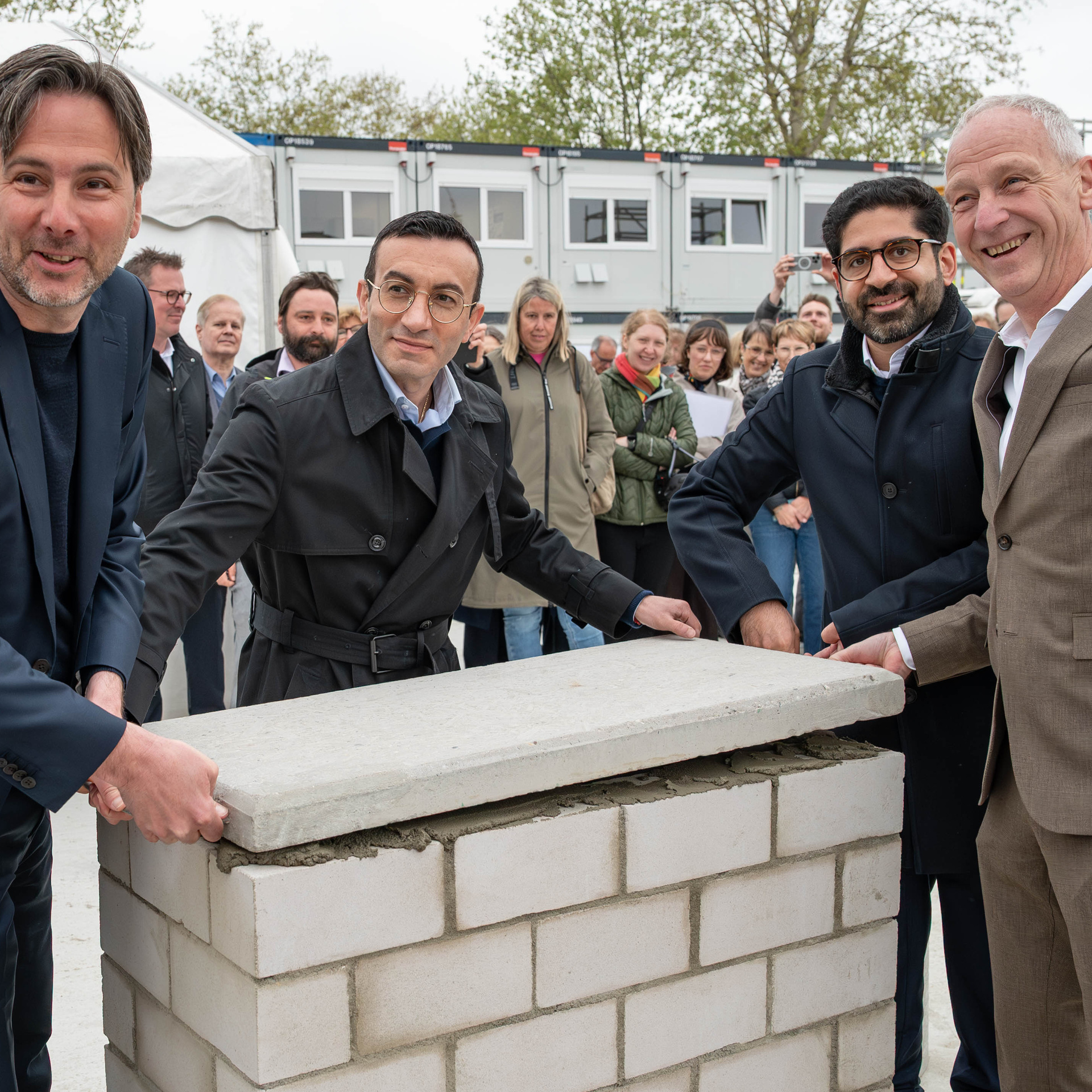 (v.l.): Planungsdezernent Prof. Marcus Gwechenberger, Oberbürgermeister Mike Josef, Wirtschaftsminister Kaweh Mansoori und der Leitende Geschäftsführer NHW, Dr. Thomas Hain legten gemeinsam den Grundstein für die erste Hybridschule Deutschlands.  Foto: NHW/ Marc Strohfeld