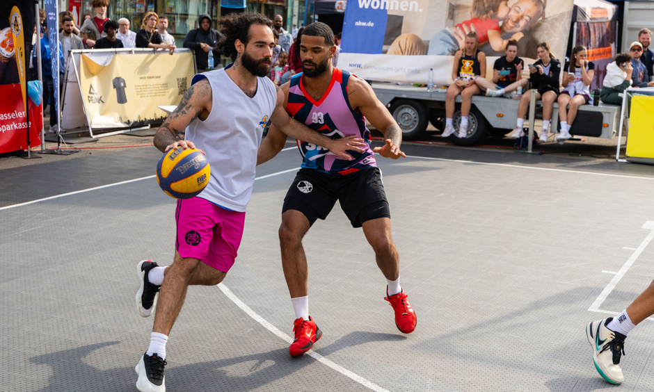 Zwei Spieler im Zweikampf mit dem Ball.