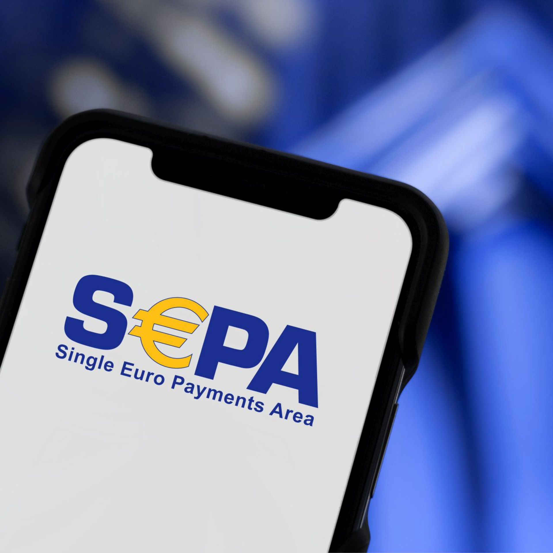 Auf dem Bild ist ein Smartphone mit dem Schriftzug SEPA zu sehen. Der Hintergrund ist blau.