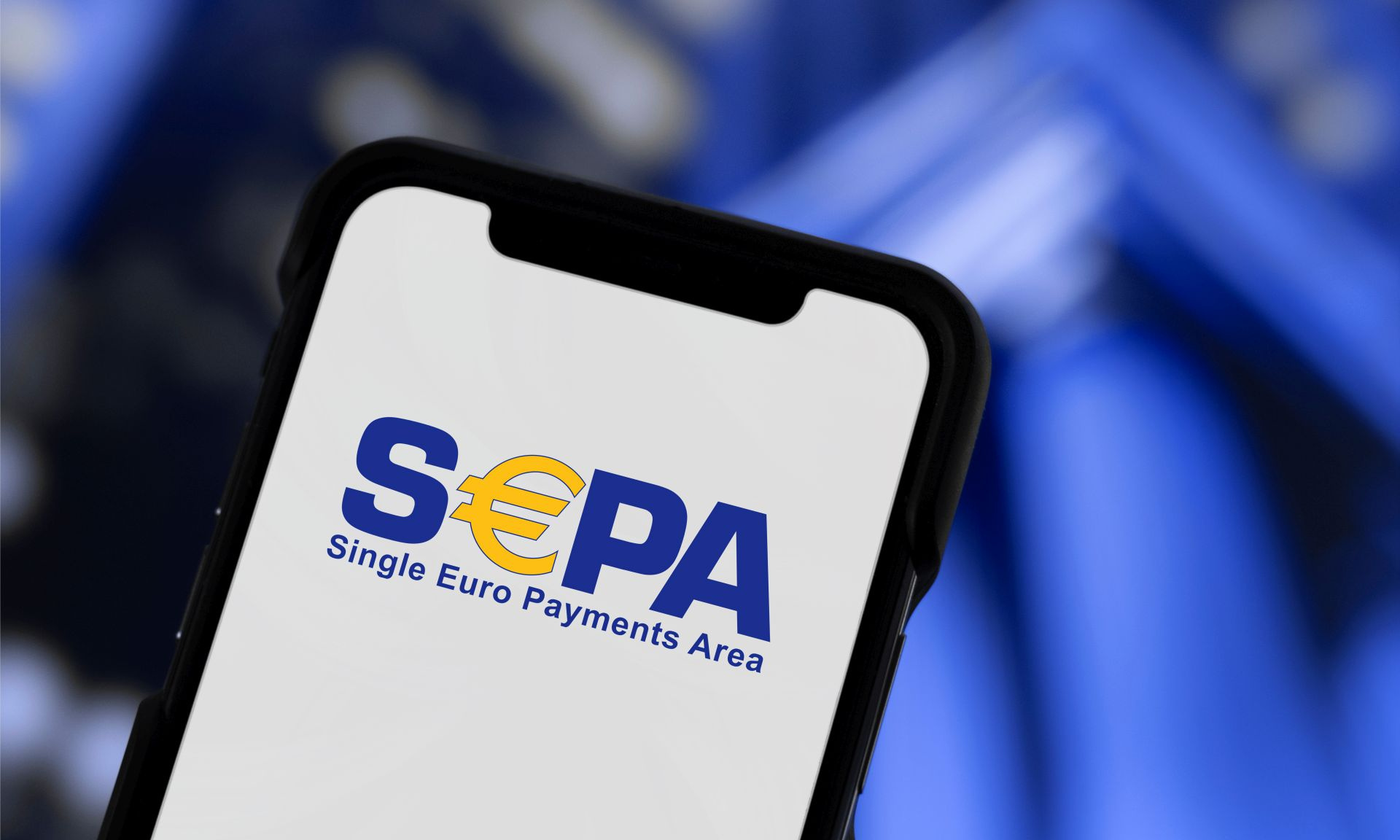 Auf dem Bild ist ein Smartphone mit dem Schriftzug SEPA zu sehen. Der Hintergrund ist blau.