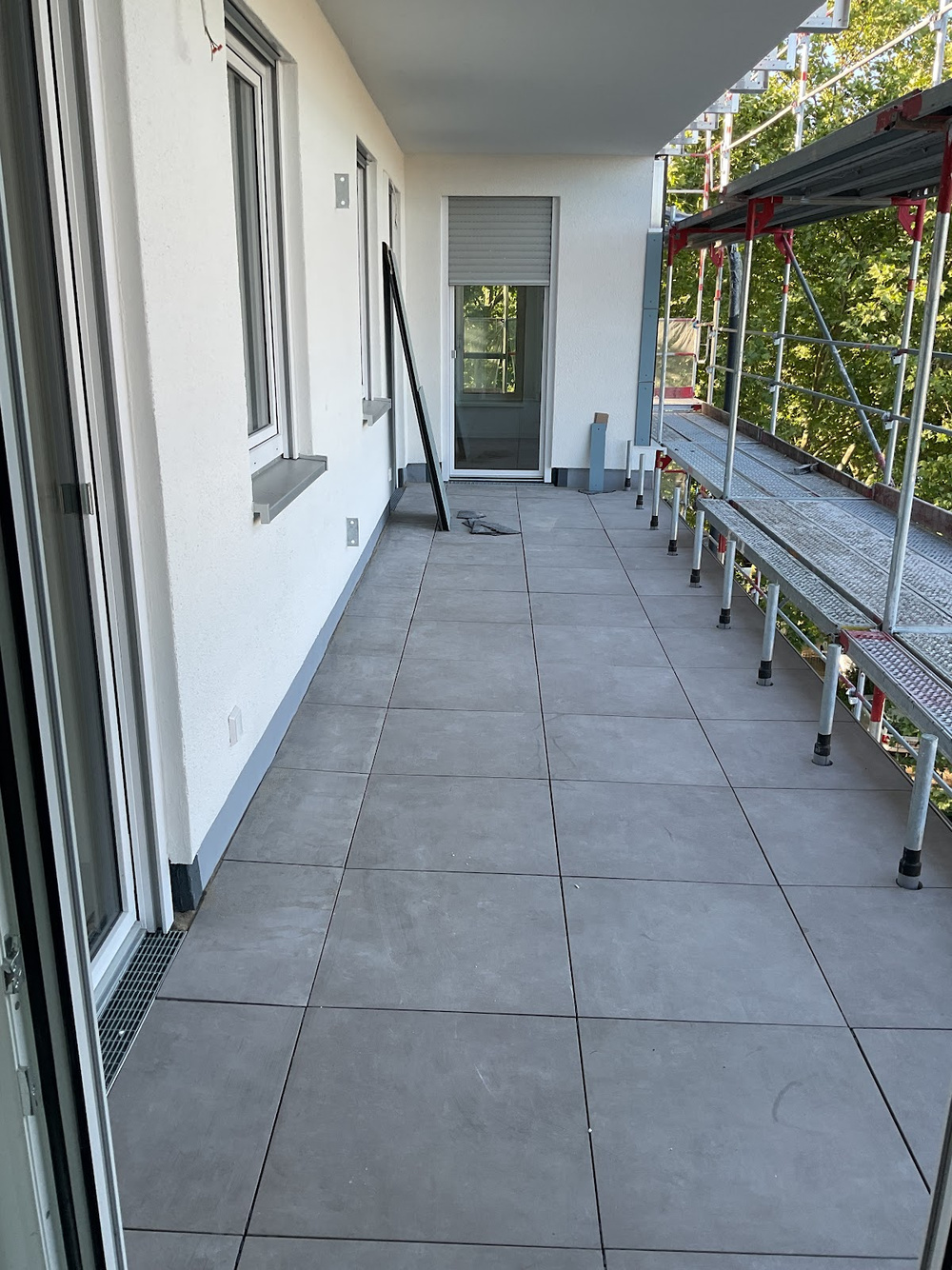 Loggia (Trennwand und Geländer werden noch installiert)