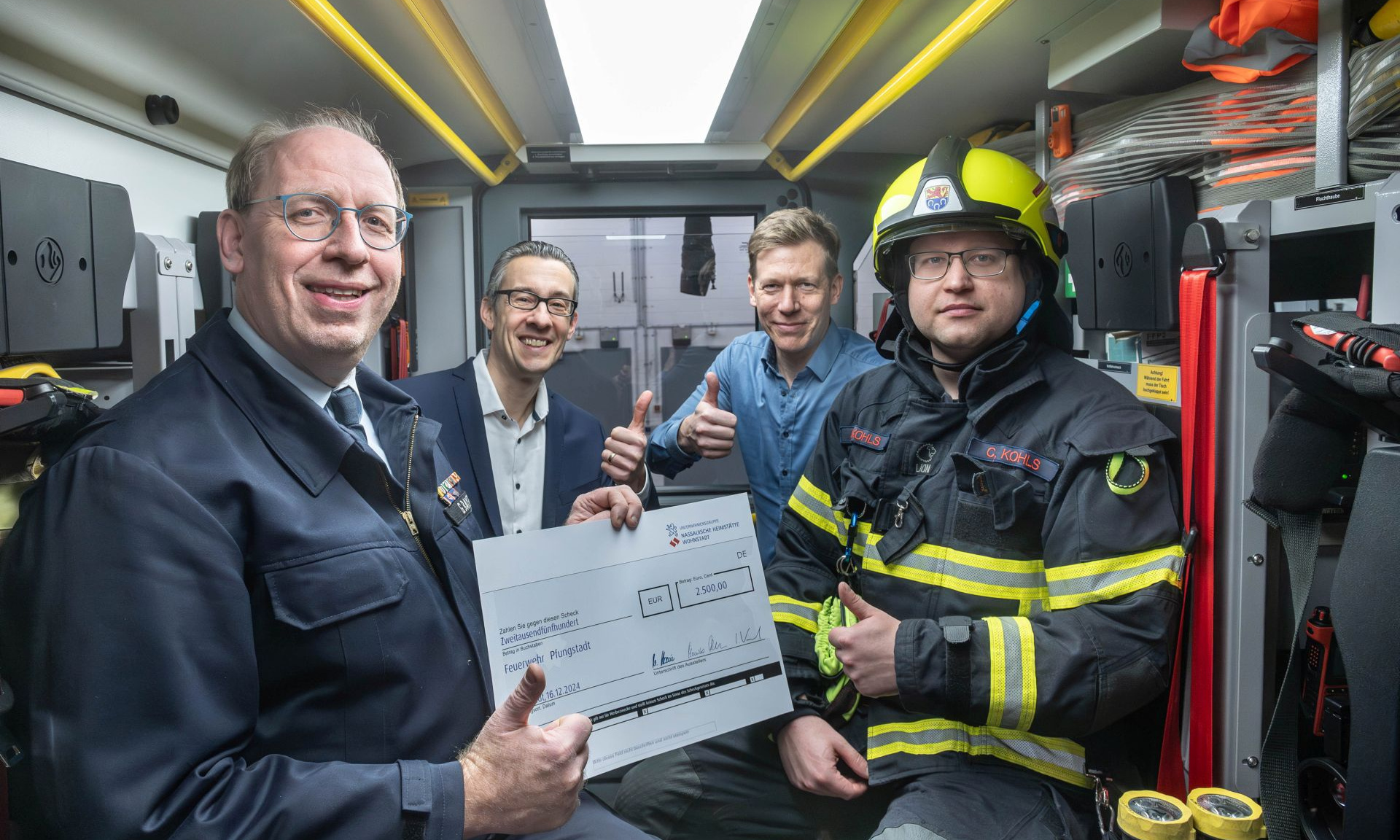 Freuten sich über die Spende: (v. li.) Stadtbrandinspektor Gerhard Bayer, Thomas Türkis (NHW-Regionalcenter-Leiter), Dennis Hofmann (NHW-Servicecenter-Leiter) und Christian Kohls. Foto: NHW / Strohfeldt