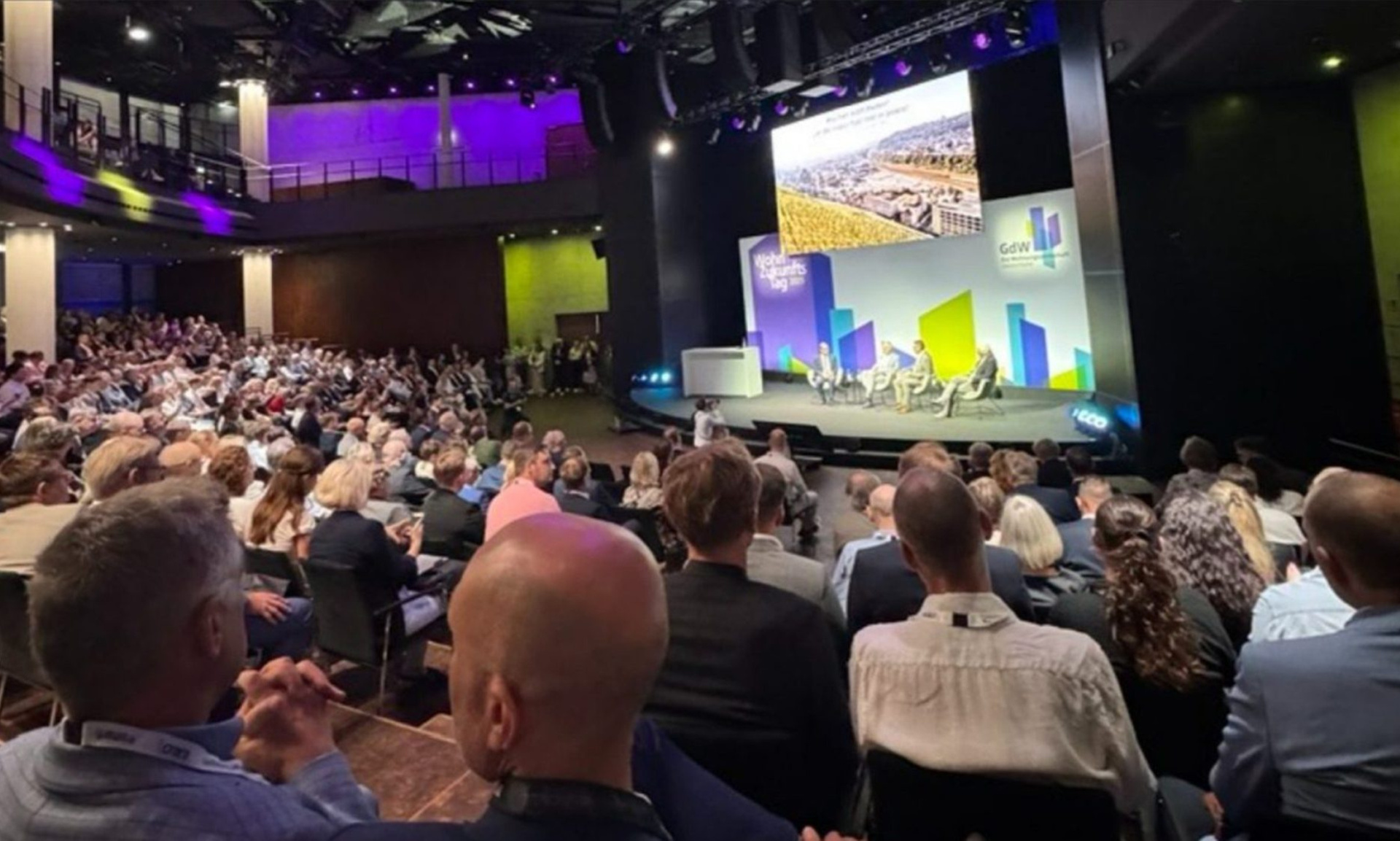 Blick ins Publikum und aufs Podium beim Wohnzukunftstag in Berlin.