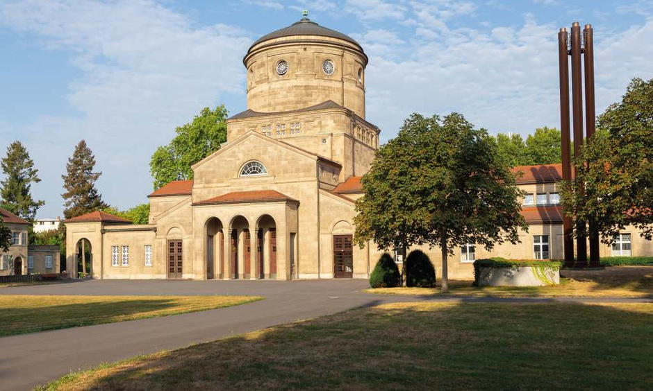 Eingangsportal vom Frankfurter Hauptfriedhof, Gebäude aus Stein