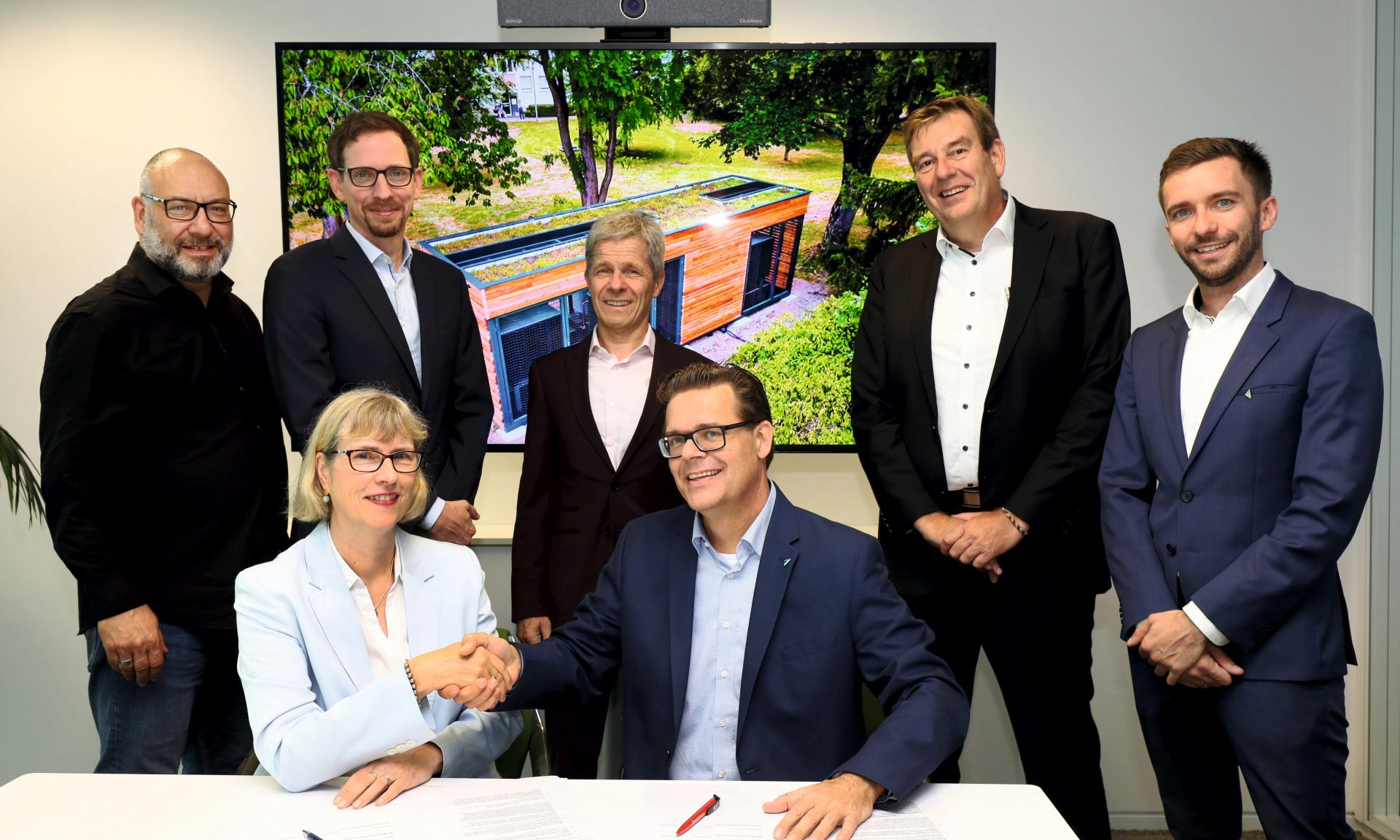 Nach der Vertragsunterzeichnung: NHW-Geschäftsführerin Monika Fontaine-Kretschmer, Martin Krutz (Geschäftsführer DAIKIN Airconditioning Germany GmbH, vorne re.) sowie (hinten v.li.) Alexander Wagner (NHW, Leiter Kompetenzcenter Einkauf und Vertragsmanagement), Michael Mahlich (Geschäftsführer MET), Urban Keller (Leiter Contracting MET Medien-Energie-Technik GmbH), Thorsten Becker (Senior Consultant Real Estate Solutions DAIKIN Airconditioning Germany) und Thomas Gernert (Manager Real Estate Solutions Daikin Airconditioning Germany). Foto: NHW / Thomas Rohnke