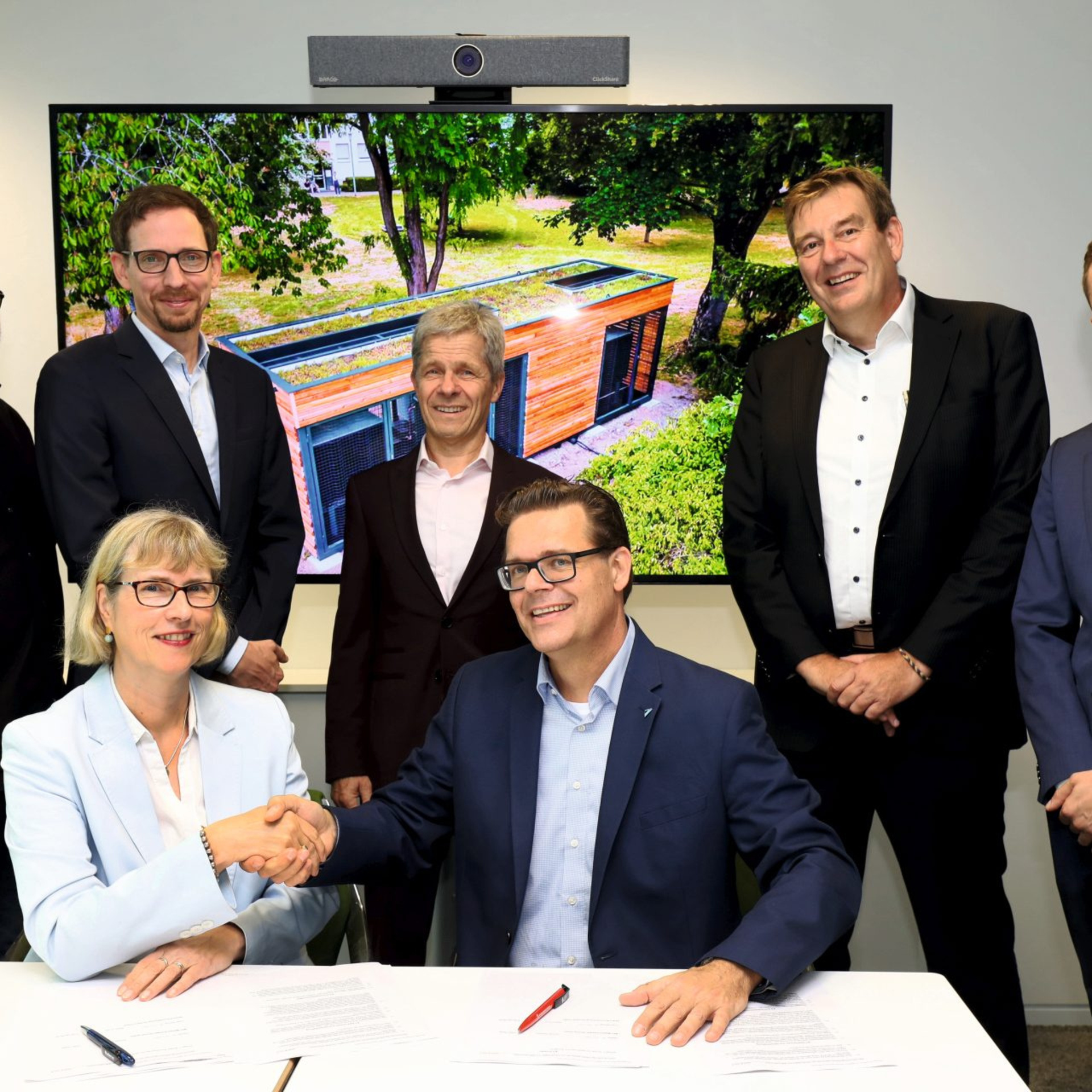 Nach der Vertragsunterzeichnung: NHW-Geschäftsführerin Monika Fontaine-Kretschmer, Martin Krutz (Geschäftsführer DAIKIN Airconditioning Germany GmbH, vorne re.) sowie (hinten v.li.) Alexander Wagner (NHW, Leiter Kompetenzcenter Einkauf und Vertragsmanagement), Michael Mahlich (Geschäftsführer MET), Urban Keller (Leiter Contracting MET Medien-Energie-Technik GmbH), Thorsten Becker (Senior Consultant Real Estate Solutions DAIKIN Airconditioning Germany) und Thomas Gernert (Manager Real Estate Solutions Daikin Airconditioning Germany). Foto: NHW / Thomas Rohnke