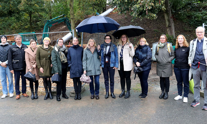 Gruppenfoto auf der Mainhöhe in Kelsterbach mit Marion Schmitz-Stadtfeld, Leiterin Integrierte Stadtentwicklung, Karin Jasch, Hessischen Ministeriums für Wirtschaft, Energie, Verkehr und Wohnen, und Bürgermeister Manfred Ockel.