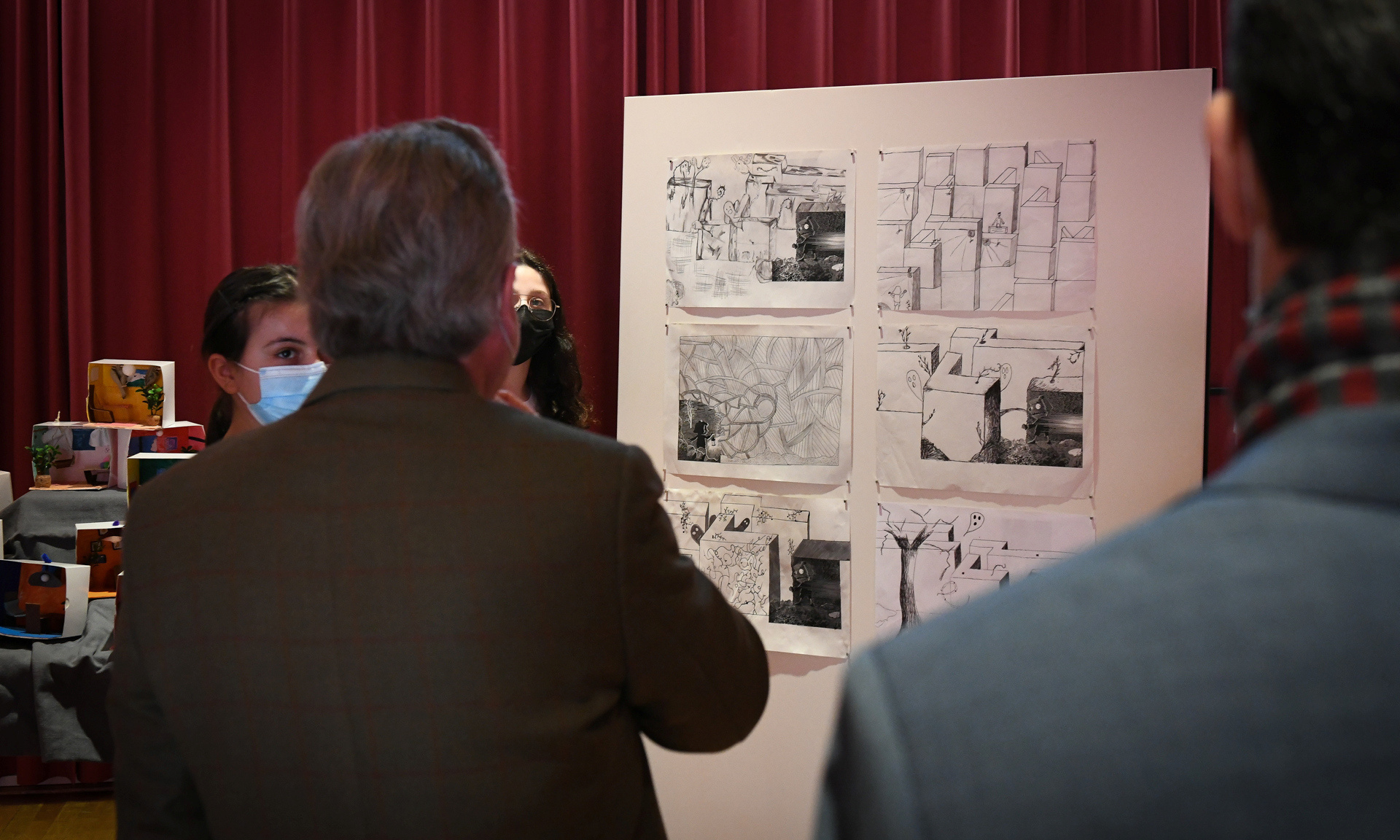 Dr. Constantin Westphal schaut sich eine Ausstellungswand an.