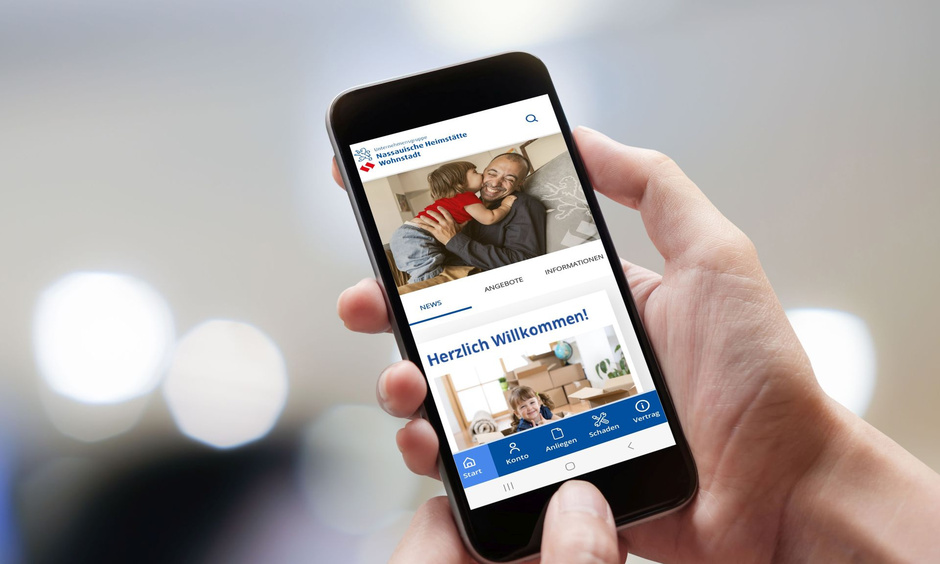 Hände halten Smartphone mit geöffneter Mieter-App.