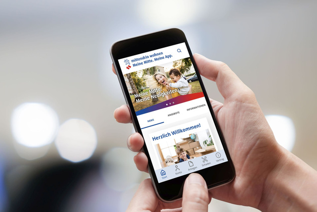 Hände halten Smartphone mit geöffneter Mieter-App.