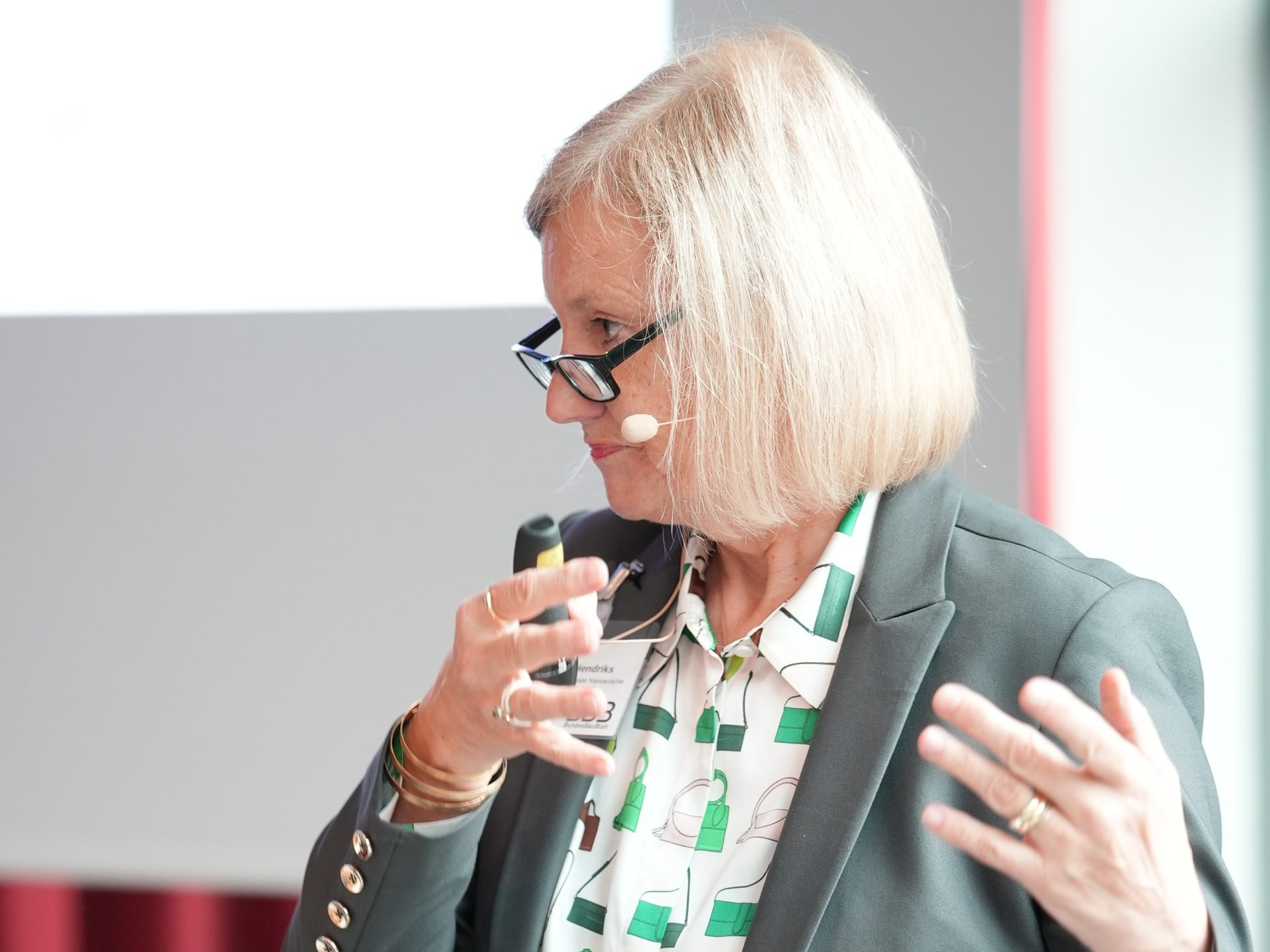 Karin Hendriks, Leiterin des Unternehmensbereichs Modernisierung/Großinstandhaltung bei der NHW, hält einen Vortrag.