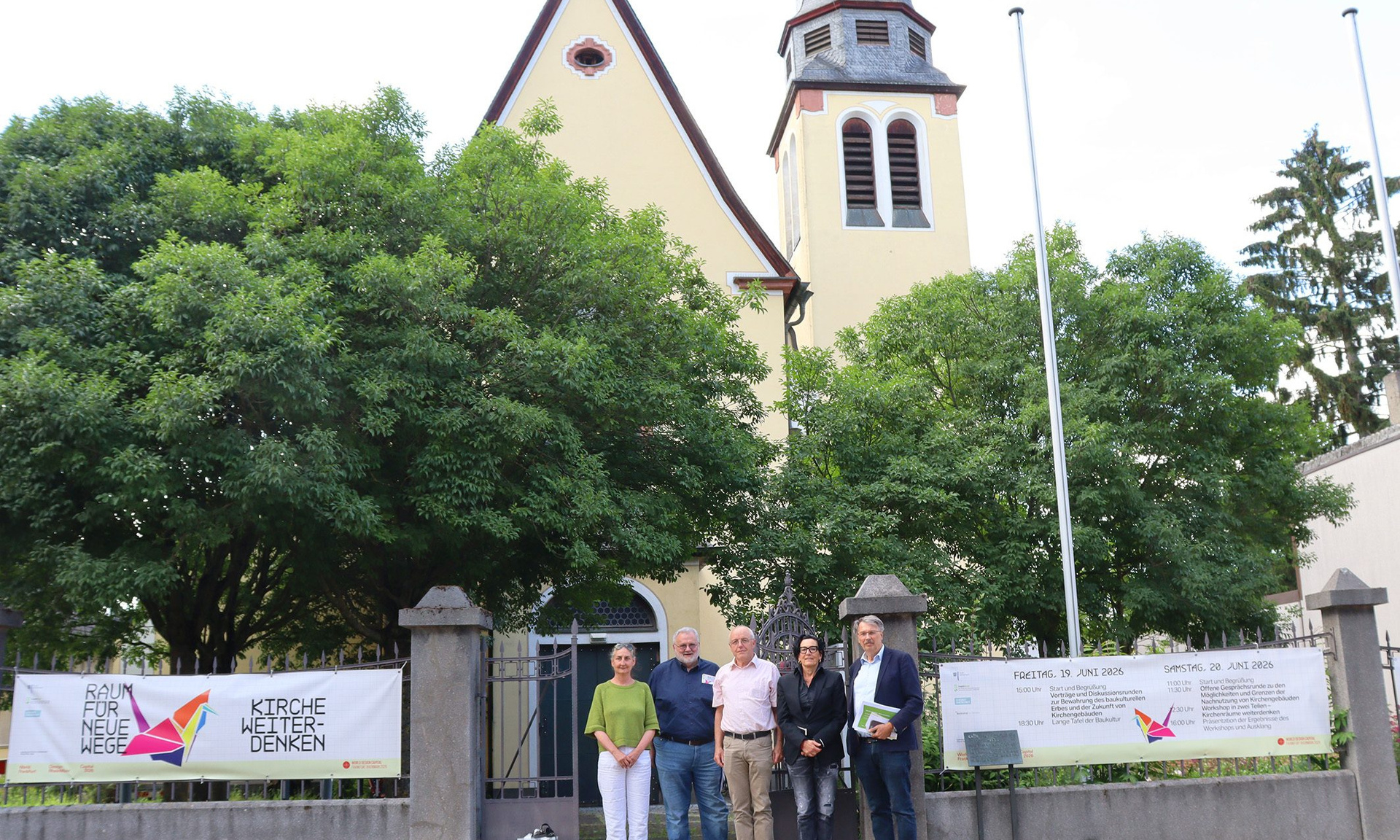 (v.li.) Alexa von Wedel (ProjektStadt), Pfarrer Stefan Barton, Peter Beichert (Vorsitzender Pfarrgemeinderat), Marion Schmitz-Stadtfeld (ProjektStadt) und Bürgermeister Manfred Ockel stellten die in diesem Jahr geplanten Veranstaltungen in der Herz-Jesu-Kirche vor. Foto: Stadt Kelsterbach