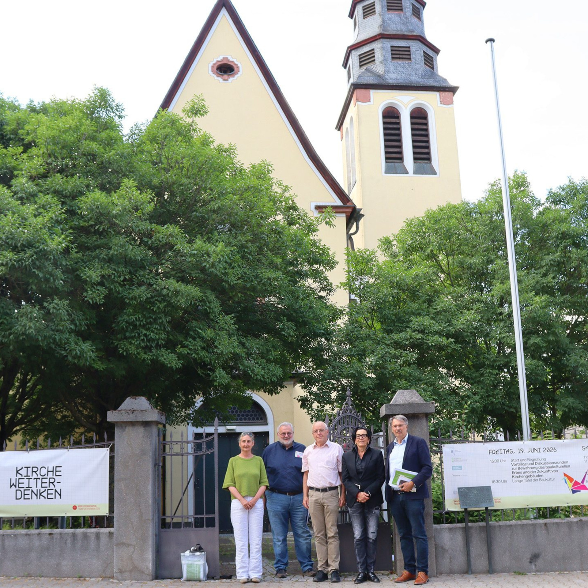 (v.li.) Alexa von Wedel (ProjektStadt), Pfarrer Stefan Barton, Peter Beichert (Vorsitzender Pfarrgemeinderat), Marion Schmitz-Stadtfeld (ProjektStadt) und Bürgermeister Manfred Ockel stellten die in diesem Jahr geplanten Veranstaltungen in der Herz-Jesu-Kirche vor. Foto: Stadt Kelsterbach