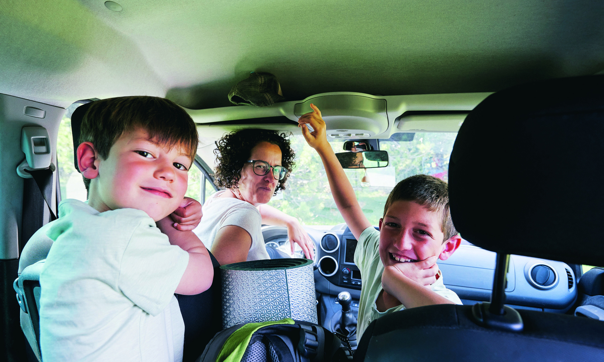 Frau mit Kindern sitzt im Auto