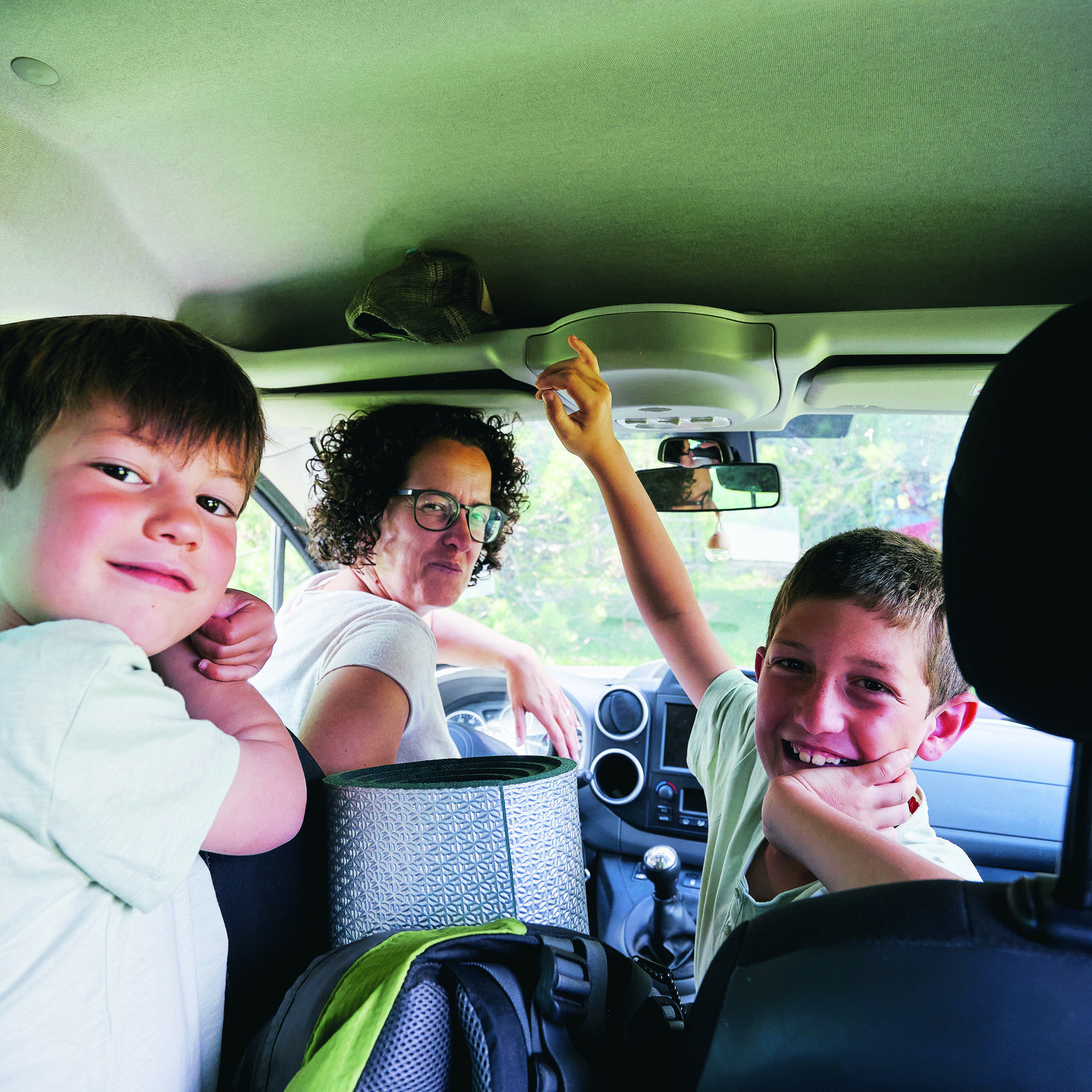 Frau mit Kindern sitzt im Auto