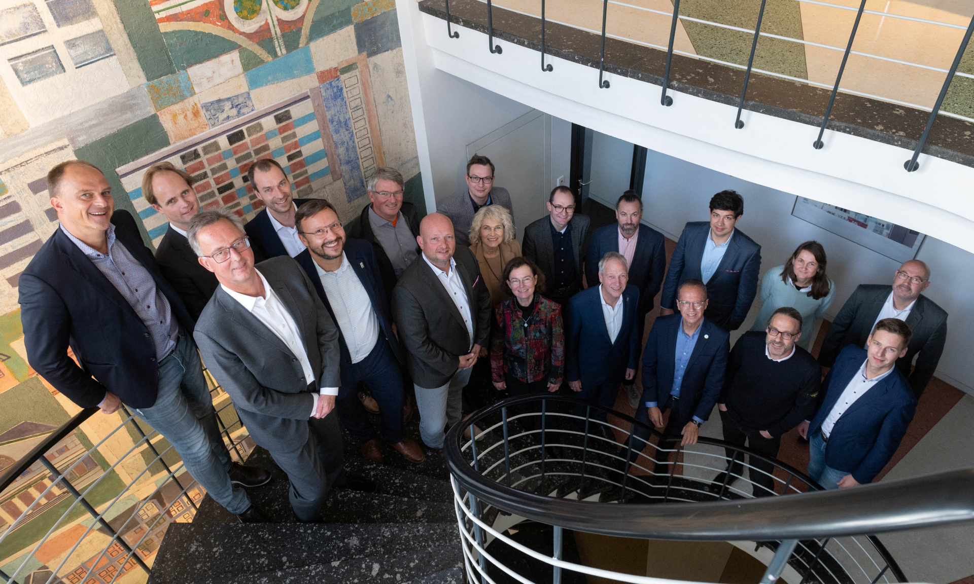 Gruppenfoto mit dem GdW Fachausschuss Klimaschutz und NHW-Vertretern im Treppenhaus im Schaumainkai