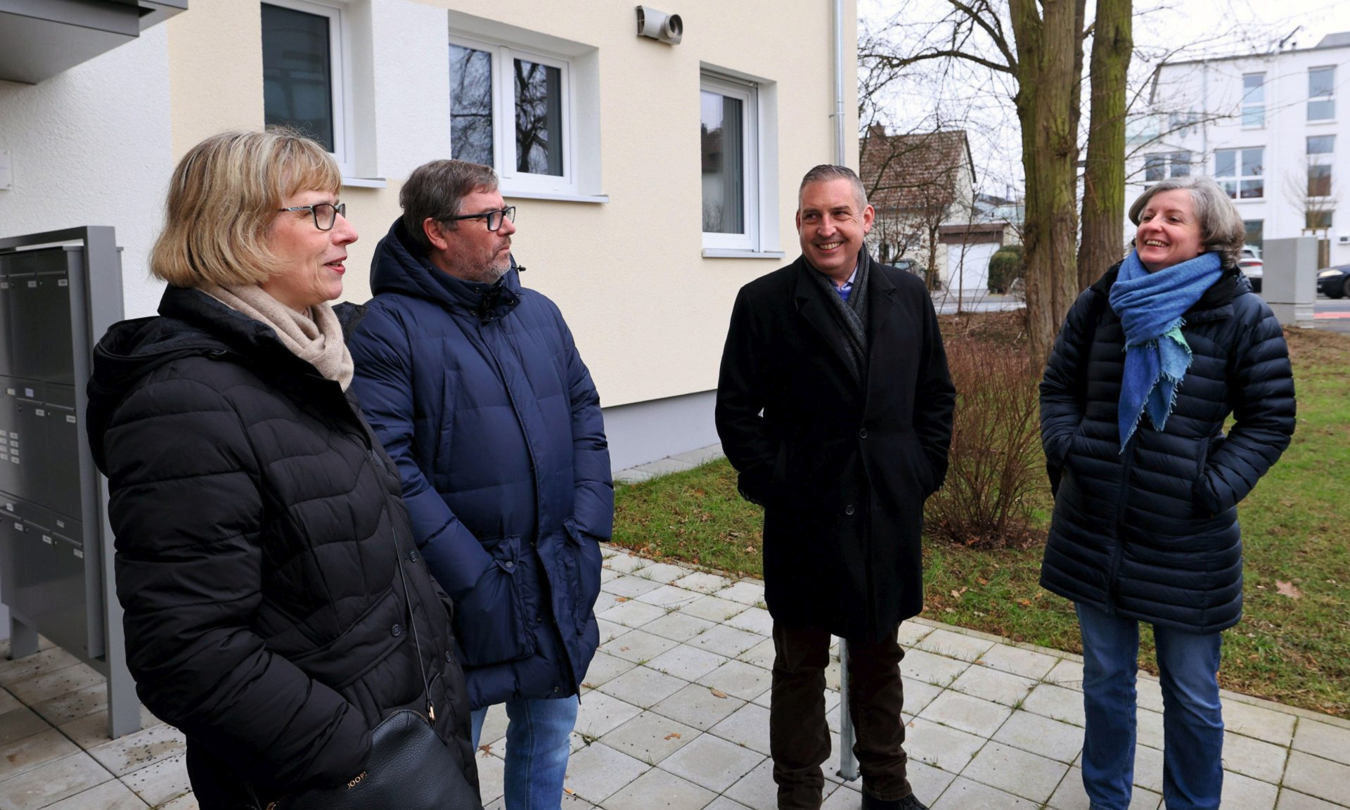 NHW-Geschäftsführerin Monika Fontaine-Kretschmer (li.), Kassels Stadtklimarätin Simone Fedderke, NHW-Regionalcenterleiter Kassel Sascha Holstein (2. v. re.) und Joachim Mölller (NHW, Fachbereichsleiter Modernisierung/Großinstandhaltung) tauschten sich beim Presserundgang in Harleshausen intensiv aus.