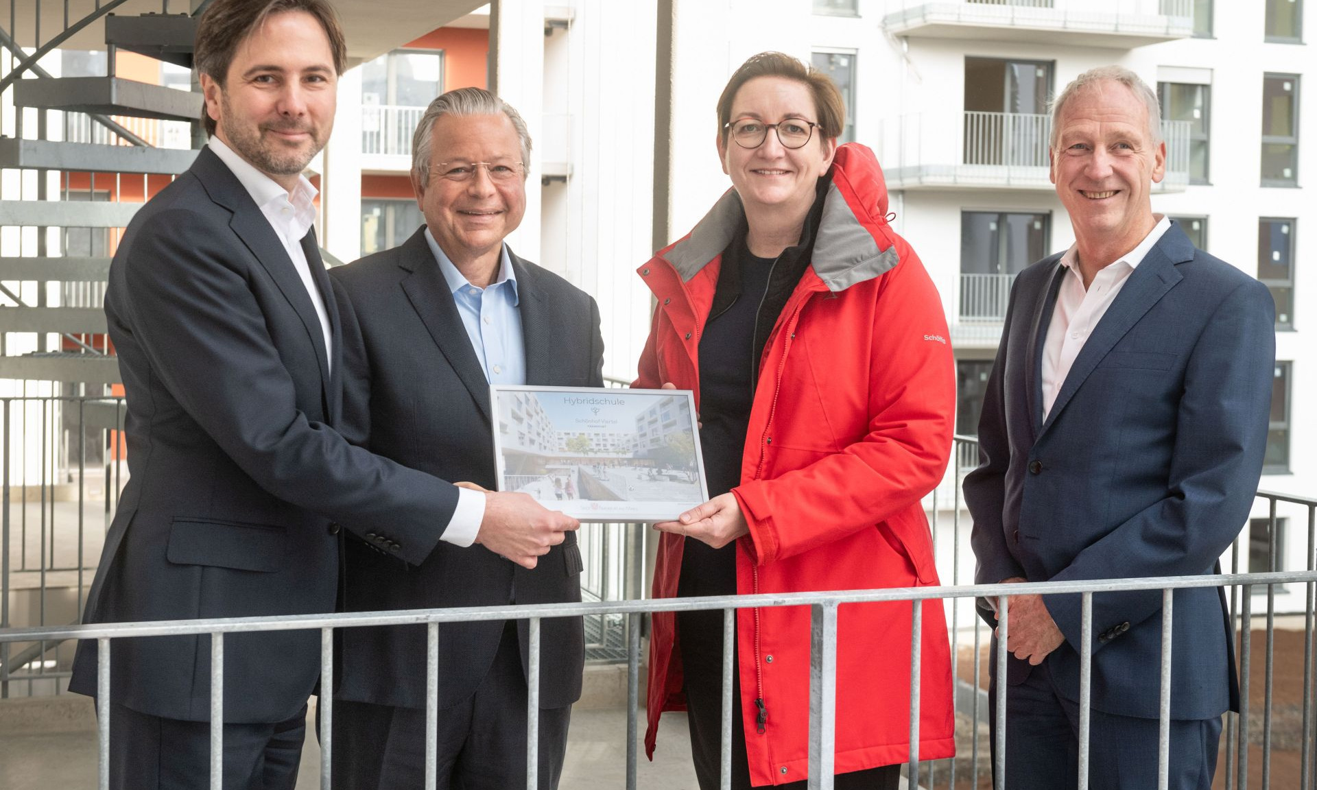 Symbolische Übergabe der Baugenehmigung für die Hybridschule: (v.li.) Frank-furts Dezernent für Planen und Wohnen Dr. Marcus Gwechenberger, NHW-Geschäftsführer Dr. Constantin Westphal, Bundesbauministerin Klara Geywitz und Leitender NHW-Geschäftsführer Dr. Thomas Hain.