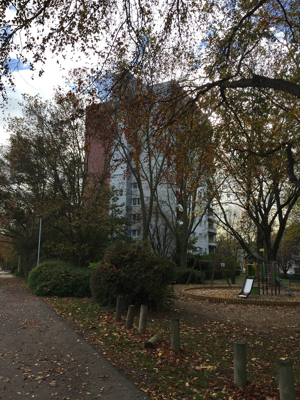 Grünfläche mit Spielplatz