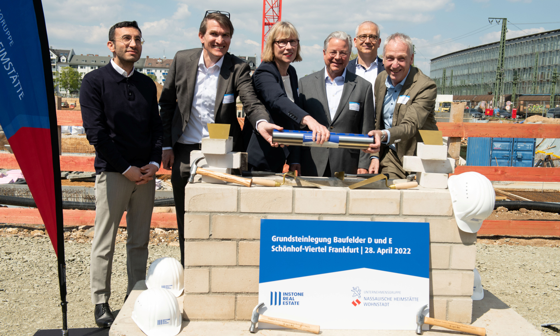 Grundsteinlegung mit Planungsdezernent Mike Josef, Instone-Geschäftsführer Ralf Werner, den NHW Geschäftsführern Monika Fontaine-Kretschmer, Dr. Constantin Westphal und Dr. Thomas Hain sowie Staatsminister Tarek Al-Wazir.