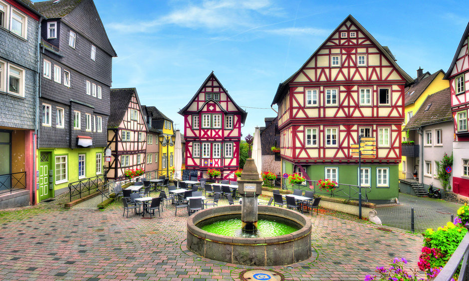 Marktplatz mit Fachwerkhäusern