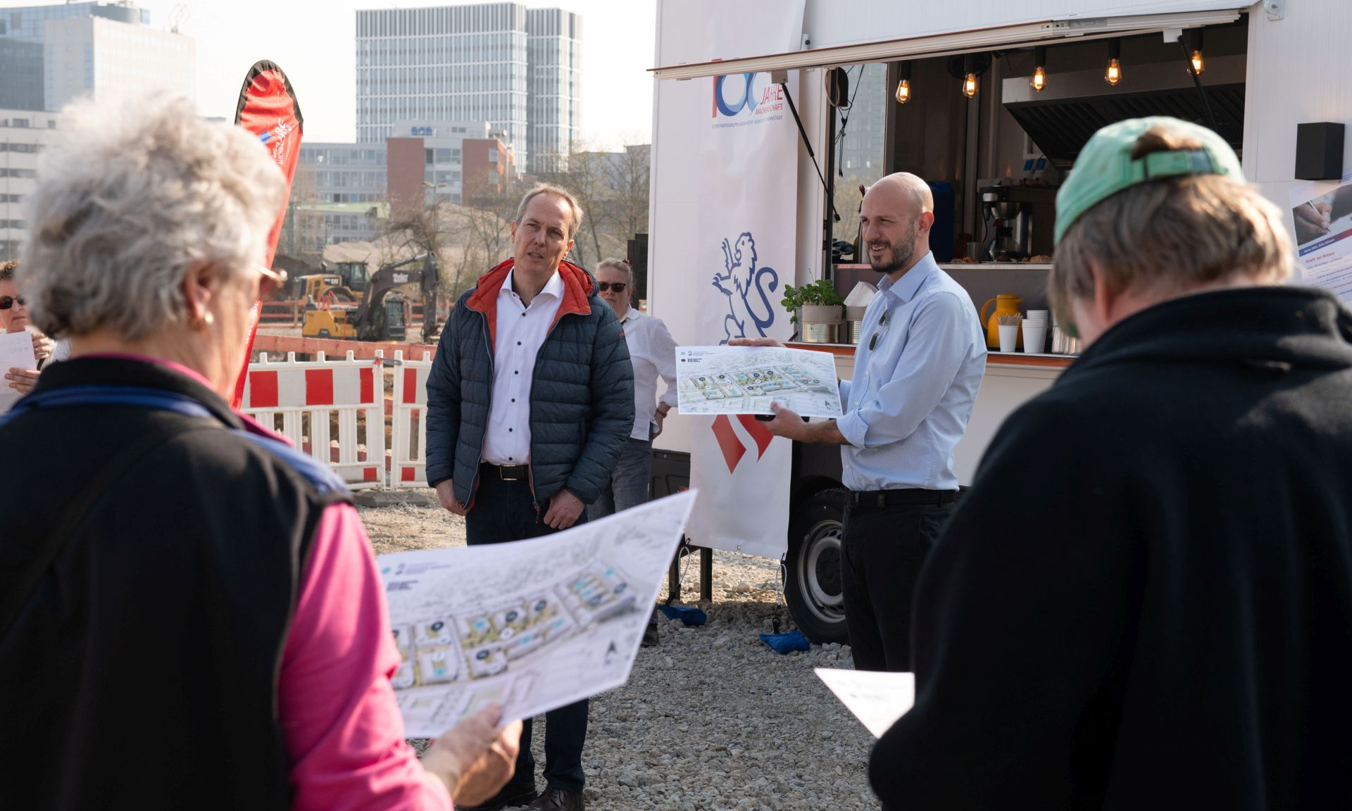 Menschen mit Plänen vor Getränkemobil