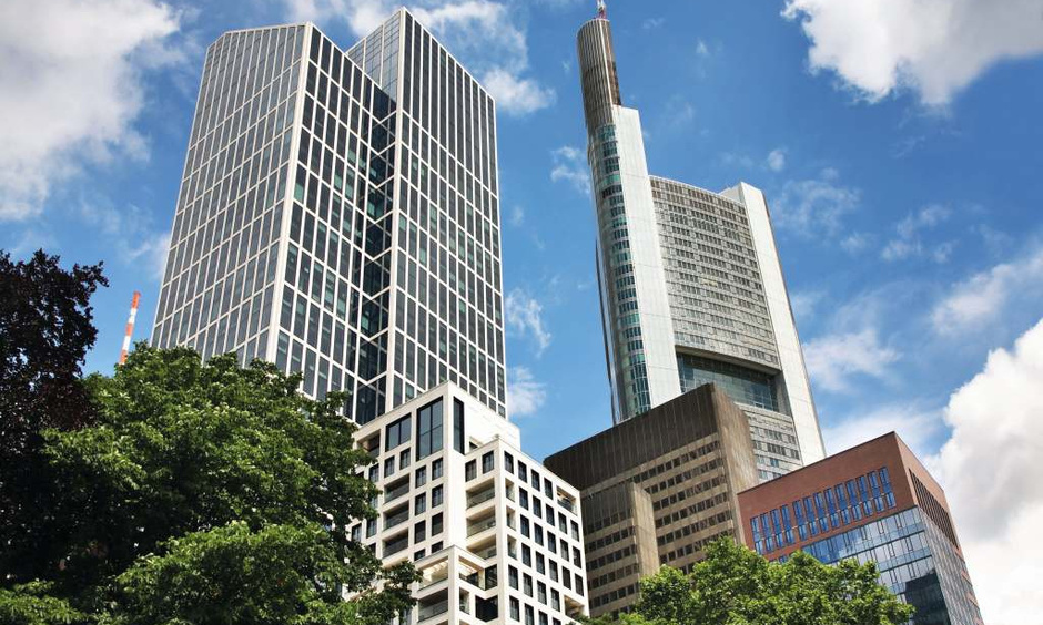 Frankfurt Commerzbank Tower im Vordergrund, Blick von davor nach oben.