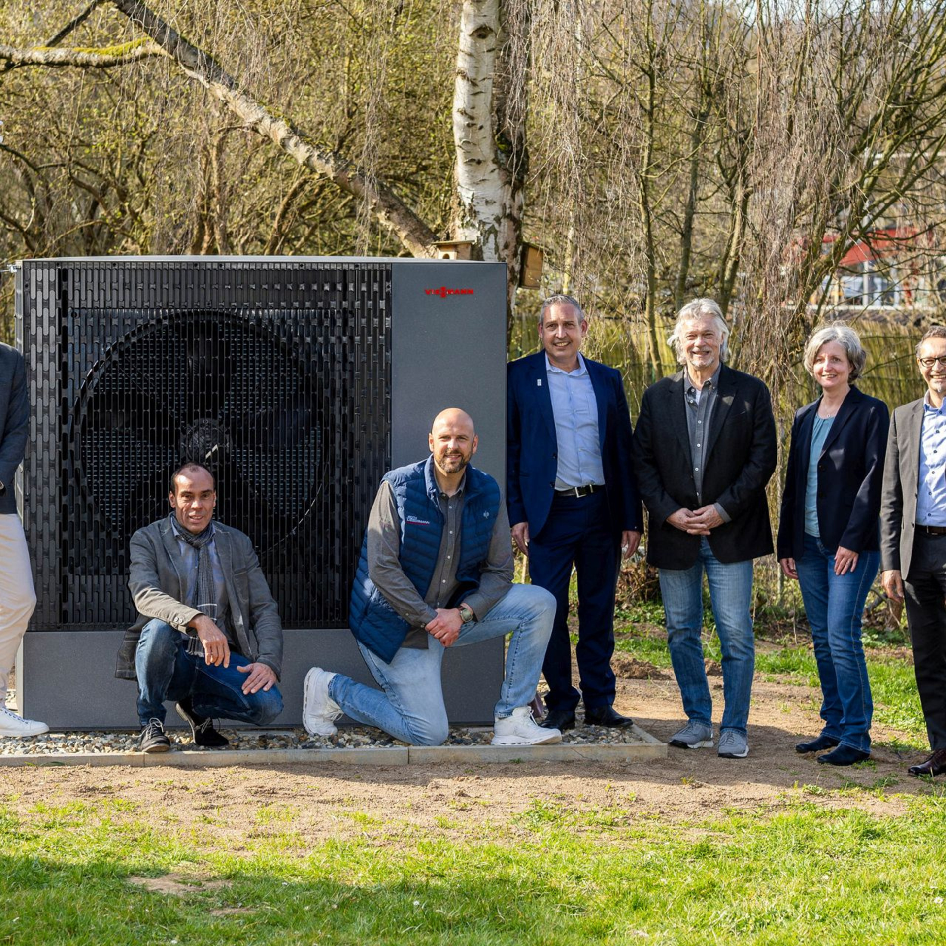 Pressetermin zur effizienten Wärmegewinnung mit Wärmepumpe (vl.):Tobias Ganß (Niederlassung Kassel Viessmann Climate Solutions), Oliver Happel (Projektleiter Viessmann Climate Solutions), Patrick van de Meent (Geschäftsführer Roth & Liebermann), Sascha Holstein (Leiter Regionalcenter Kassel), Frank Roth (Roth & Liebermann), Stadtklimarätin Simone Fedderke, Alireza Afshar (Fachbereichsleiter im UB Modernisierung/Großinstandhaltung), Matthias Otto (Leiter Servicecenter Kassel) Foto: NHW/Karsten Socher