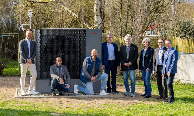 Pressetermin zur effizienten Wärmegewinnung mit Wärmepumpe (vl.):Tobias Ganß (Niederlassung Kassel Viessmann Climate Solutions), Oliver Happel (Projektleiter Viessmann Climate Solutions), Patrick van de Meent (Geschäftsführer Roth & Liebermann), Sascha Holstein (Leiter Regionalcenter Kassel), Frank Roth (Roth & Liebermann), Stadtklimarätin Simone Fedderke, Alireza Afshar (Fachbereichsleiter im UB Modernisierung/Großinstandhaltung), Matthias Otto (Leiter Servicecenter Kassel) Foto: NHW/Karsten Socher