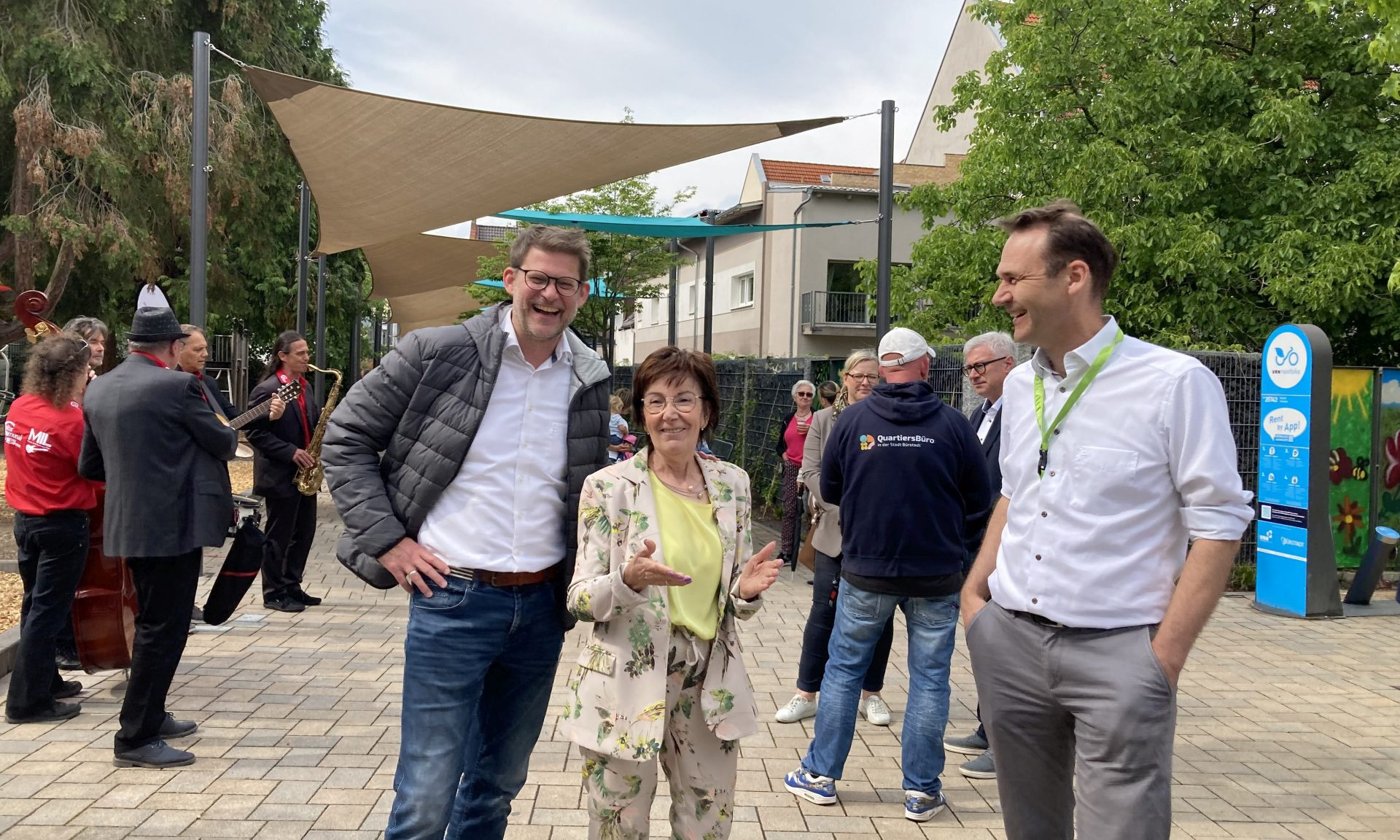 Bürstadts Bürgermeisterin Barbara Schader sowie Gregor Voss (li.) und Christian Schwarzer von der ProjektStadt.