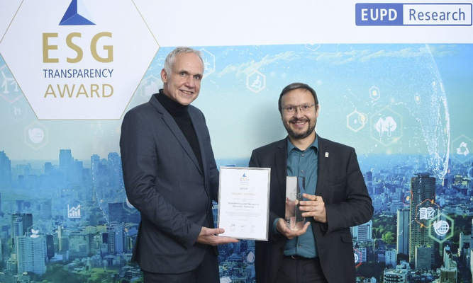 Felix Lüter (re.), Leiter des KC Nachhaltigkeitsmanagement bei der NHW, nimmt die Auszeichnung beim ESG Transparency Award aus den Händen von Jens Muerke (Head of ESG Development & Ecosystem, EUPD Research Sustainable Management GmbH) entgegen. Foto: NHW