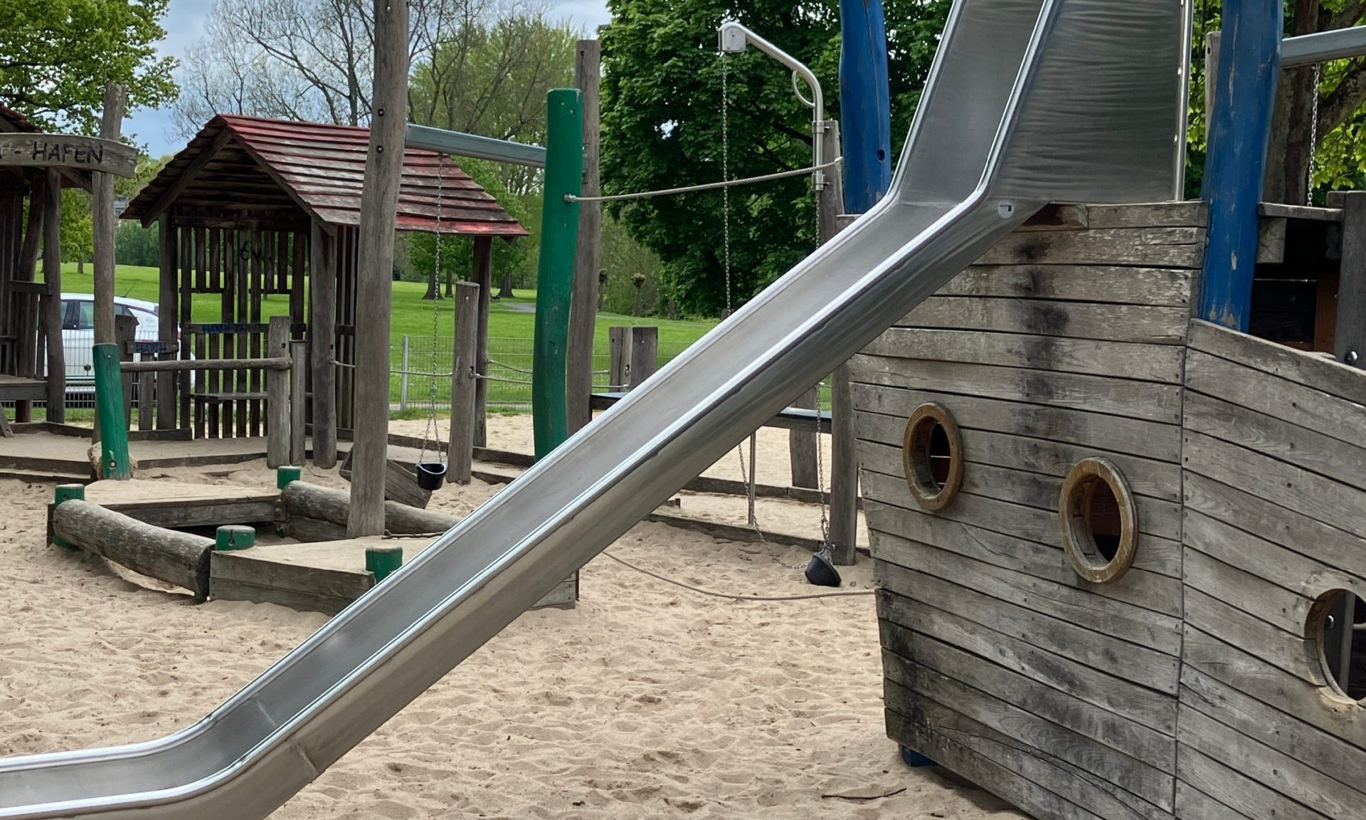 Spielplatz, im Vordergrund eine Rutsche