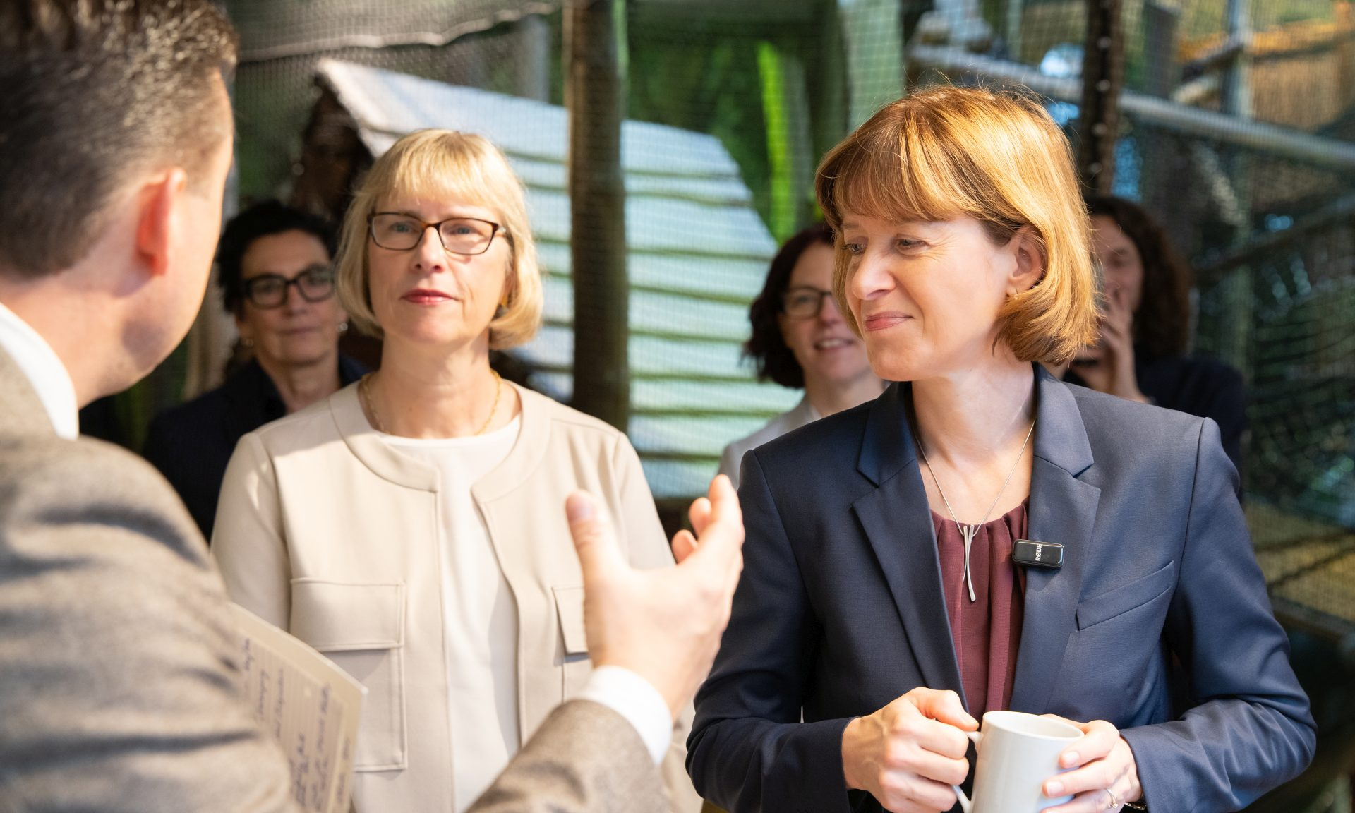 NHW-Geschäftsführerin Monika Fontaine-Kretschmer (Mi.), Sozialministerin Heike Hofmann (re.) und Schlüchterns Bürgermeister Matthias Möller (von hinten).