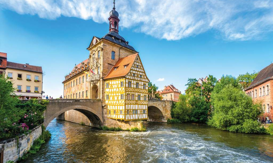 Fluss im Vordergrund, Brücke zu einem Fachwerkhaus