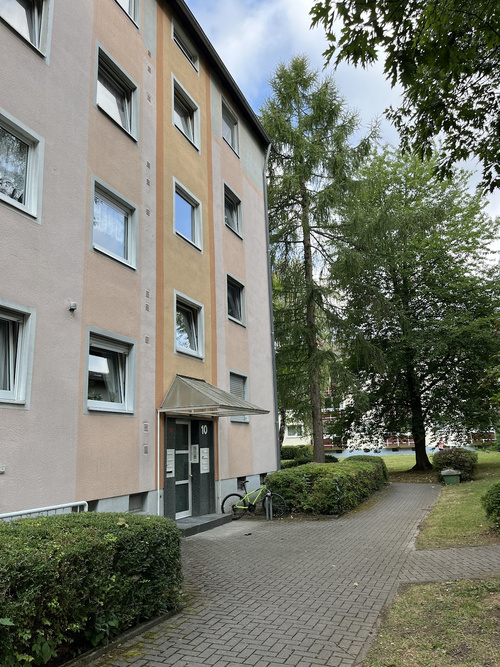Modernisiert & gut geschnitten: 2-Zimmer-Wohnung mit Loggia im 3. OG