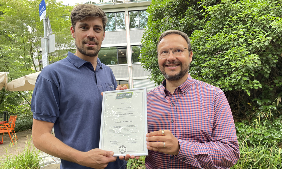 Die Nachhaltigkeitsbeauftragten Felix Lüter (re.) und Gregor Steiger präsentieren die Urkunde.