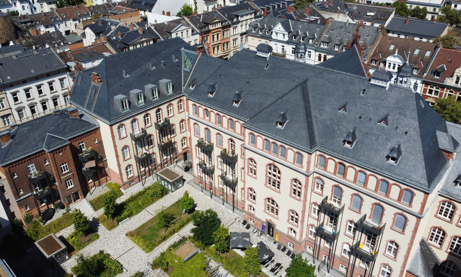 Wiesbaden Altes Gericht aus der Vogelperspektive. Zu erkenn ist zudem der Innenhof des Gebäudes mit seinen Grünflächen. 