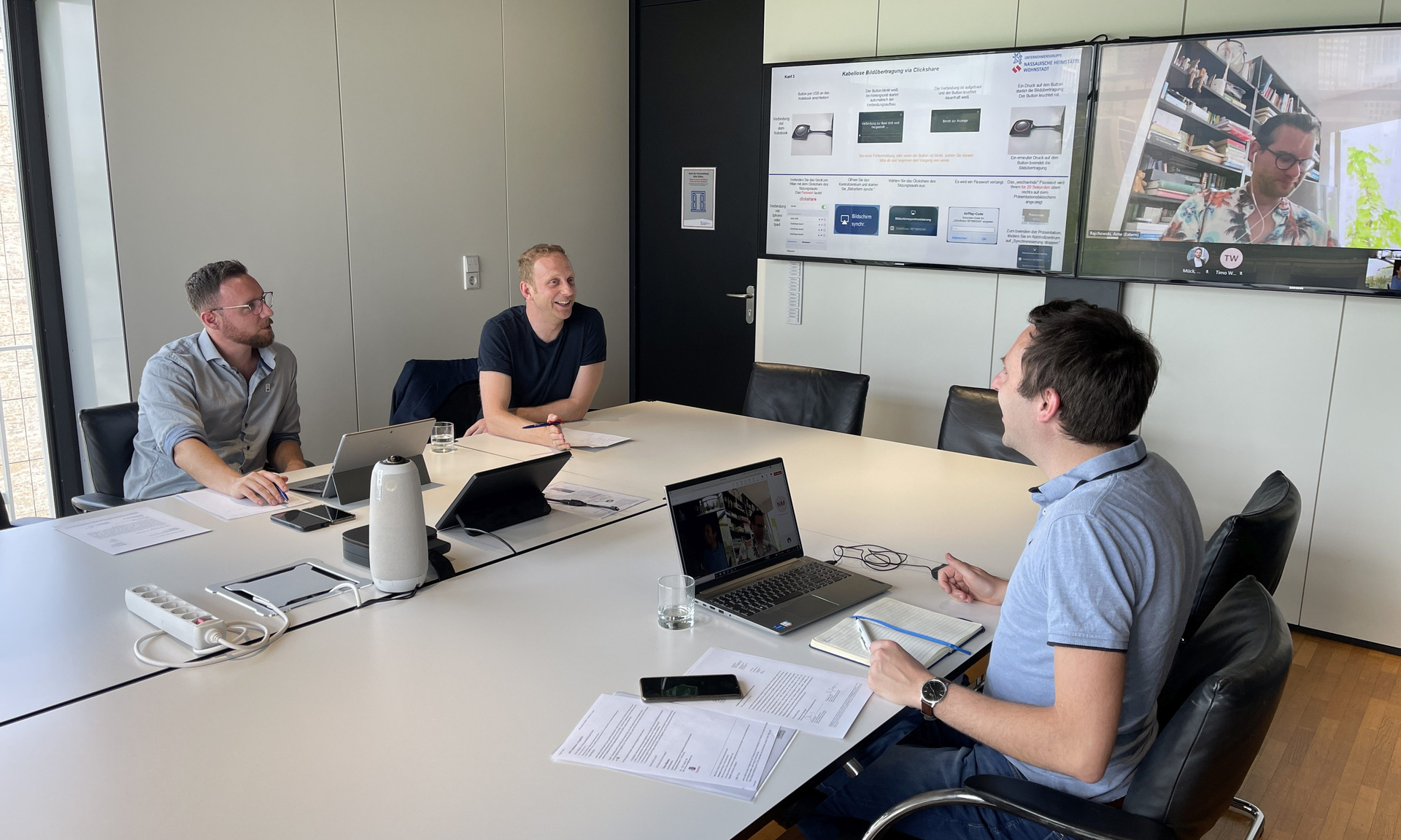 (v. li.) Nikolas Mück (NHW, Innovation & Project Manager hubitation), Sebastian Jung (NHW, Fachbereichsleiter digitale Transformation und Innovation) und Timo Wanke (GdW, Referent Digitalisierung und Demographie) in einem Workshop