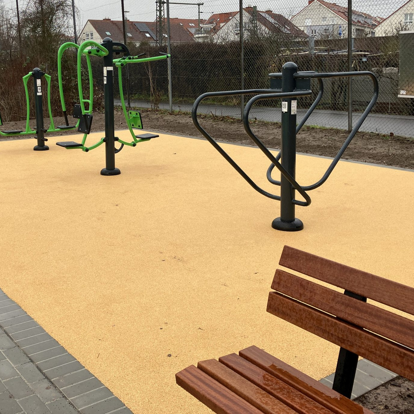 Fitnessgeräte in der neuen Kleinspielfeldanlage in Frankfurt-Nied